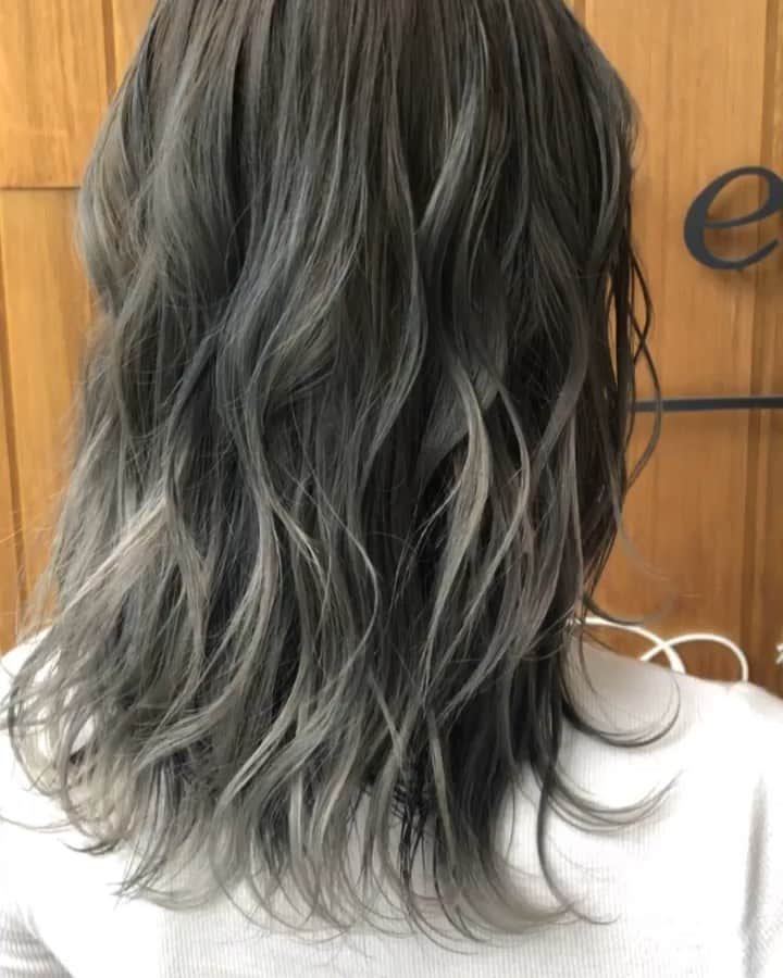 【北堀江・美容室 peaks hair】のインスタグラム：「. . . ハイトーンのカラーもお任せ下さい✨ ケアブリーチとイルミナカラーでツヤのあるデザインカラーを作らせて頂きます✨ . . スタイリスト リュウスケ🙆‍♂️ . . #大阪#大阪美容室#西九条#美容室#大阪サロン#ヘアスタイル#マツエク#エステ#セルフネイル#nail#hairstyle#可愛くなりたい#女子力#お洒落#おしゃれな人と繋がりたい#アレンジ#ヘアカラー#イルミナカラー#アディクシーカラー#お洒落#グラデーションカラー#デザインカラー#外国人風カラー#フォトジェニック #photgrapher#photography#エヌドット#復元ドライヤー」