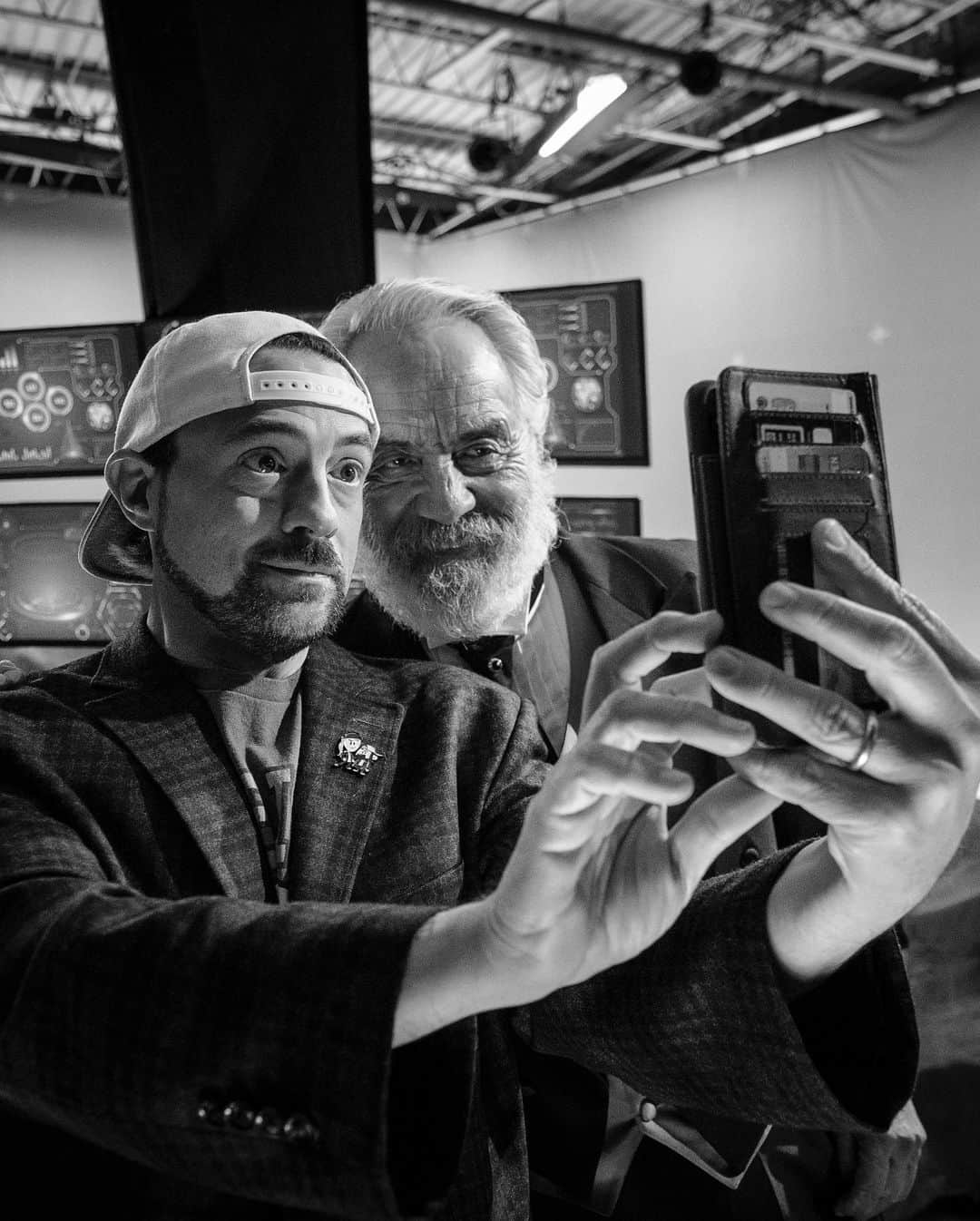 ケヴィン・スミスさんのインスタグラム写真 - (ケヴィン・スミスInstagram)「Dave’s not here, man - @heytommychong is! If there had never been stoner comedy flicks starring #cheechandchong, there would never have been stoner comedy flicks starring @jayandsilentbob! So to honor the pioneer who laid the tracks upon which our train runs, I cast #tommychong as Alfred, the Butler to Bluntman and Chronic in #JayAndSilentBobReboot! Watching Chong burn one in the movie and punctuate each thought with an iconic “man” was beyond surreal for a longtime admirer such as myself. But I did *not* expect the great Canadian behind #chongschoice would also deliver the funniest ad-libbed line in the movie - one that still makes me laugh whenever I watch Reboot. #cheechandchong broke new ground in cinema, and I stole a bit of their shtick for my own flicks. So to give a nod in my “Next Movie” to one of my stoner film forefathers who is “Still Smokin’” was like having one of my “Nice Dreams” come true! And that’s a big win in a world where “Things Are Tough All Over”. Get your tickets to see #JayAndSilentBob on the #rebootroadshow Tour at the link in my bio! #KevinSmith #tommychong #stonercouples #weedporn #weed #davesnothereman #sabanfilms」8月9日 22時51分 - thatkevinsmith