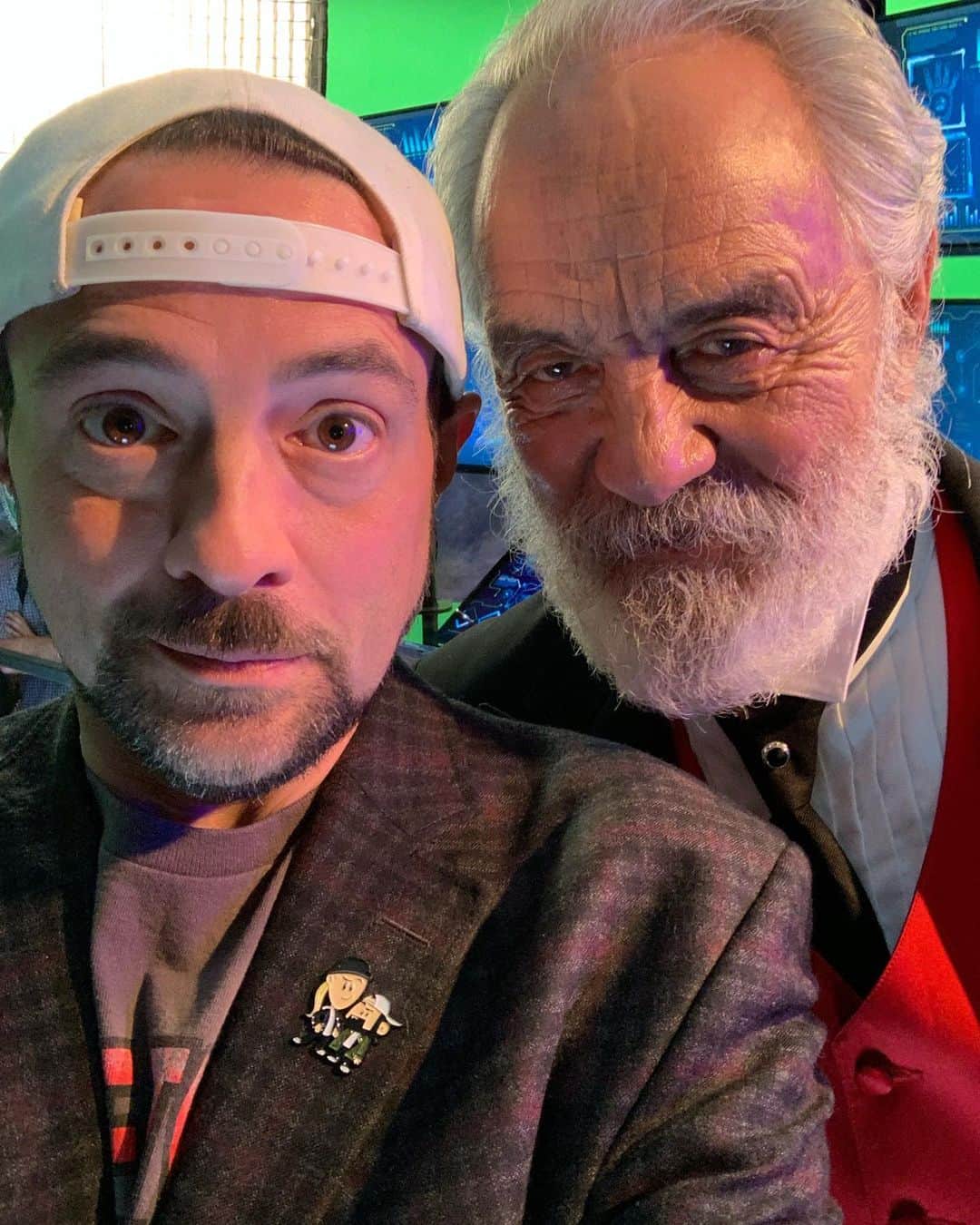 ケヴィン・スミスのインスタグラム：「Dave’s not here, man - @heytommychong is! If there had never been stoner comedy flicks starring #cheechandchong, there would never have been stoner comedy flicks starring @jayandsilentbob! So to honor the pioneer who laid the tracks upon which our train runs, I cast #tommychong as Alfred, the Butler to Bluntman and Chronic in #JayAndSilentBobReboot! Watching Chong burn one in the movie and punctuate each thought with an iconic “man” was beyond surreal for a longtime admirer such as myself. But I did *not* expect the great Canadian behind #chongschoice would also deliver the funniest ad-libbed line in the movie - one that still makes me laugh whenever I watch Reboot. #cheechandchong broke new ground in cinema, and I stole a bit of their shtick for my own flicks. So to give a nod in my “Next Movie” to one of my stoner film forefathers who is “Still Smokin’” was like having one of my “Nice Dreams” come true! And that’s a big win in a world where “Things Are Tough All Over”. Get your tickets to see #JayAndSilentBob on the #rebootroadshow Tour at the link in my bio! #KevinSmith #tommychong #stonercouples #weedporn #weed #davesnothereman #sabanfilms」