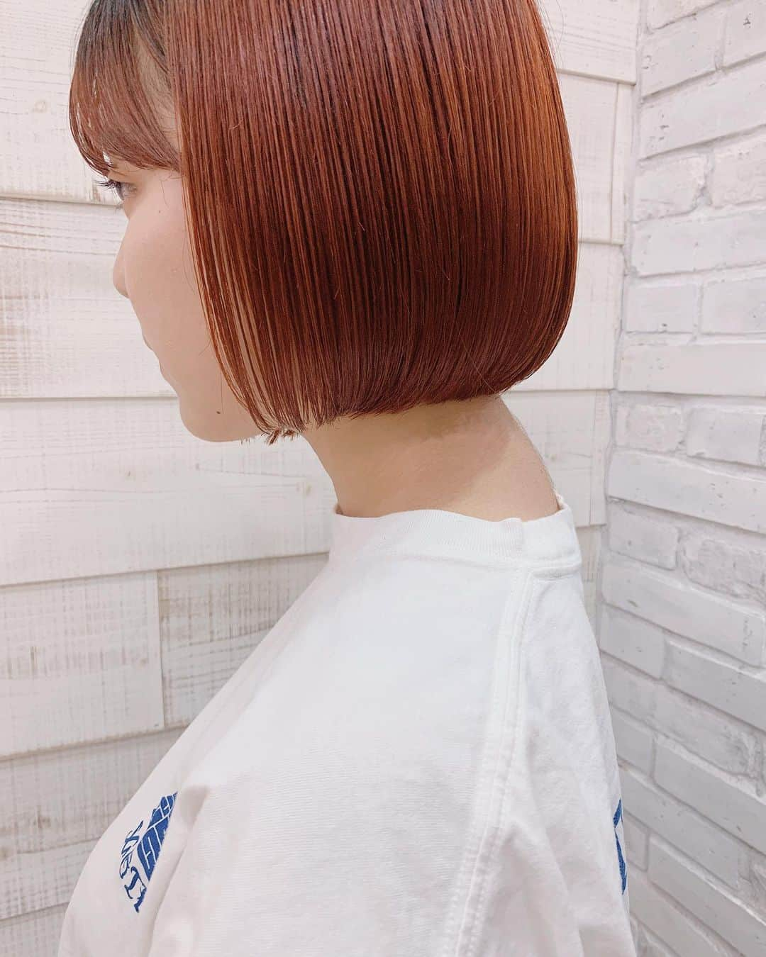 Ramie 山下未紗さんのインスタグラム写真 - (Ramie 山下未紗Instagram)「_ お客様 hair ... 🍊 少しビビットさを抑えた #オレンジベージュ パツっと毛先を揃えたボブとの相性も お洒落でバッチリです♡♡♡ . ありがとうござましたっ☺️💖 . おすすめメニュー → 【新規】カット＋ダブルカラー（ブリーチ有り）￥22140→￥14500 . 《新規限定お得クーポン》 ◆カット＋カラー ¥9980 ◆カット＋3Dカラー ¥12980 ◆3Dカラー ¥9800 ◆グラデーションカラー ¥9980 ◆インナーカラー ¥9980 ◆ダブルカラー ¥10800 ◆バレイヤージュカラー ¥10800 ◆カット＋パーマ ¥9980 ◆カット＋ストレートパーマ ¥15000 ・ 《毎回使えるお得クーポン 》 ◼️カット＋カラー ¥15120→¥12500 ◼️カット＋カラー＋トリートメント ¥14000 ◼️カット＋3Dカラー ¥20520→¥15000 ◼️カット＋パーマ ¥15120→¥12500 ◼️カラー＋TOKIOトリートメン¥14040→¥1100 ・ #Killa#bob#ボブ#ミニボブ#外ハネ#切りっぱなしボブ#外国人風カラー#アディクシーカラー#イルミナカラー#グレージュ#ハイライト#3dカラー#オレンジベージュ#アプリコットオレンジ#ミルクティーベージュ#バッサリカット#ハンサムショート#ハイトーン#夏映えカラー」8月9日 22時54分 - misa_yamashita