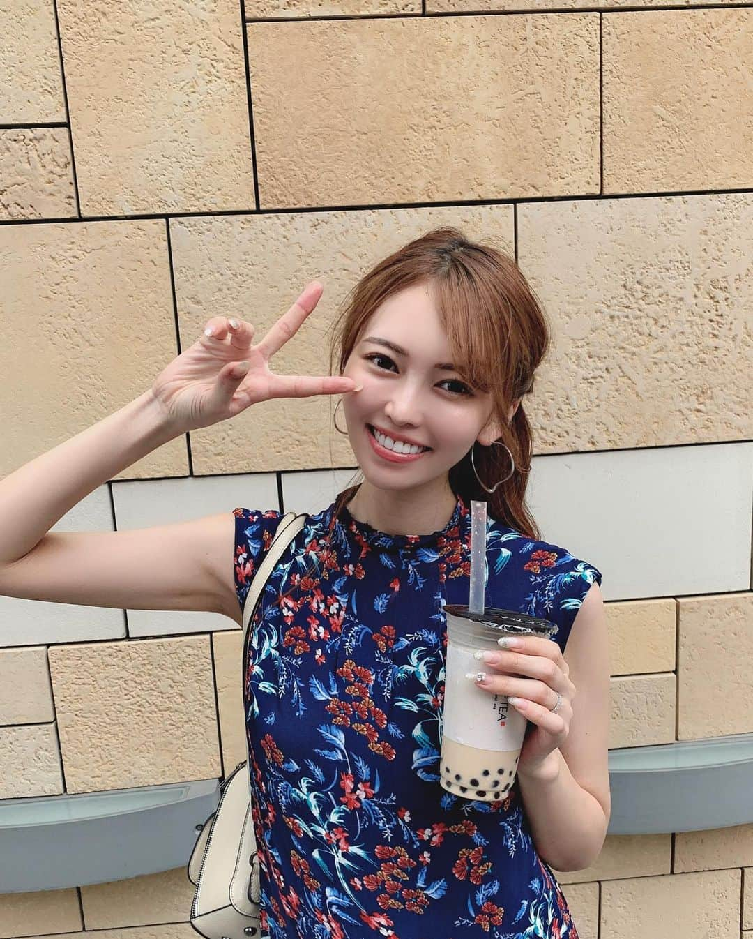 清水愛美さんのインスタグラム写真 - (清水愛美Instagram)「最近ハマってるタピオカ💓 * #tptea 💕 知らなかったけど、 #春水堂  がプロデュースした テイクアウト専門店なんだね！ * ミルクティーが美味しいわけだ💓 * タピオカソフトクリームも 食べてみたいな💕💕 * #タピる #タピオカ #タピオカミルクティー #六本木 #六本木ヒルズ #tea」8月9日 22時58分 - manami_s0902