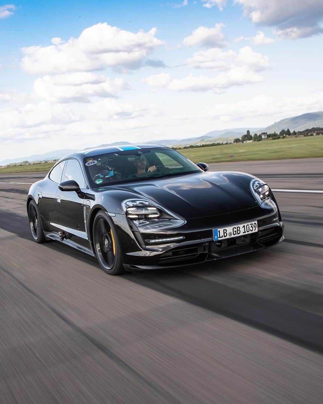 Porscheさんのインスタグラム写真 - (PorscheInstagram)「26 times from 0–200 km/h and back: the new Porsche Taycan demonstrates its staying power in an initial test with @fullychargedshow where the 600 PS pre-series version accelerated from 0–200 km/h in just under ten seconds. The difference between the fastest and the slowest attempts was just 0.8 seconds. #PorscheTaycan #SoulElectrified #Taycan #Porsche」8月9日 22時58分 - porsche