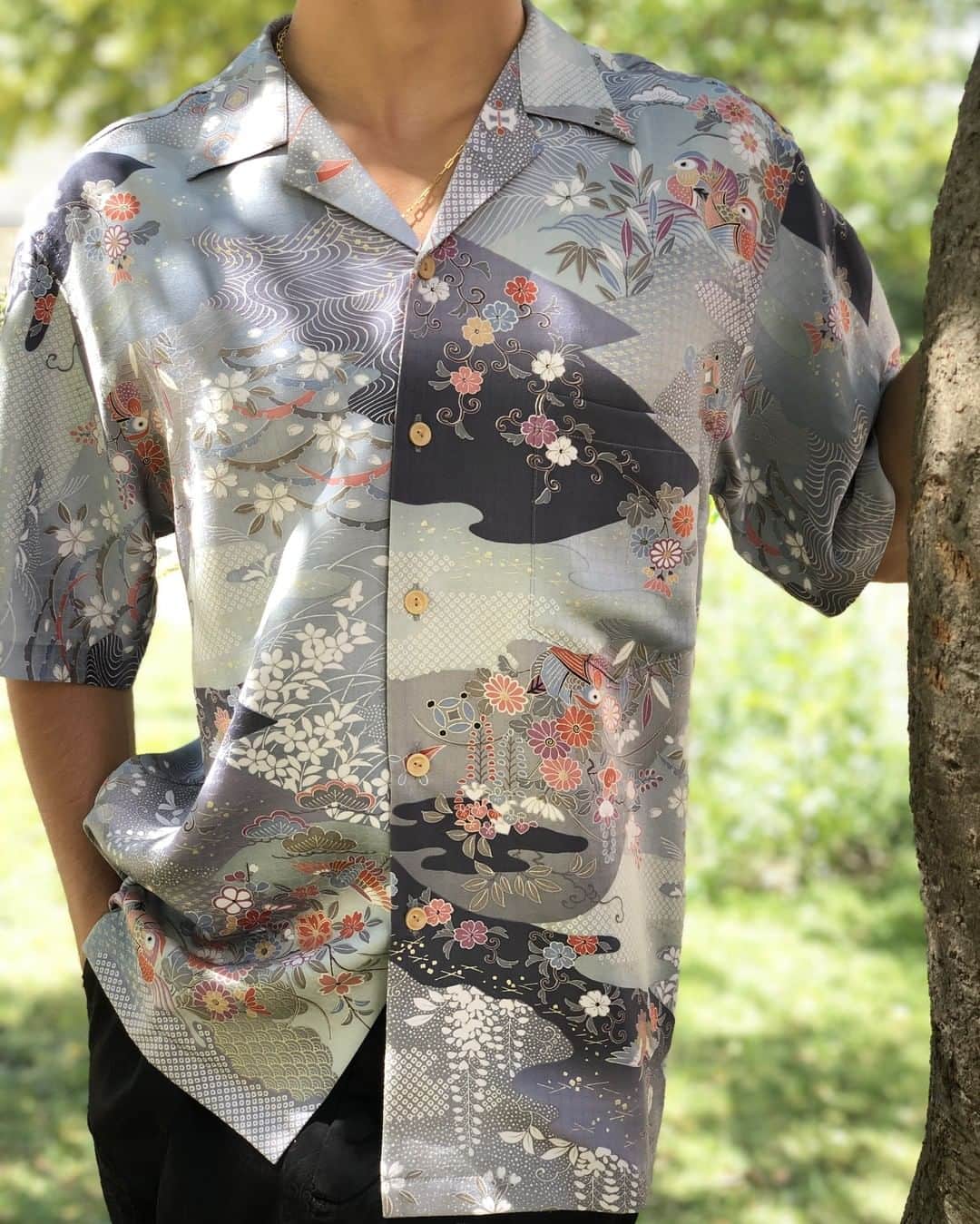 レクレルールさんのインスタグラム写真 - (レクレルールInstagram)「Based on the concept of "Regeneration of the Japanese soul Yosai", the brand promotes hope and revitalization of the heart of Tohoku. Each shirt is handcrafted from antique kimonos, which makes them all unique. @Samurai_Aloha shirts are available at Leclaireur Sévigné and Boissy d’Anglas #Leclaireur #LeclaireurSevigne #LeclaireurBoissy #LeclaireurStyle #SamuraiAloha」8月9日 23時01分 - leclaireur