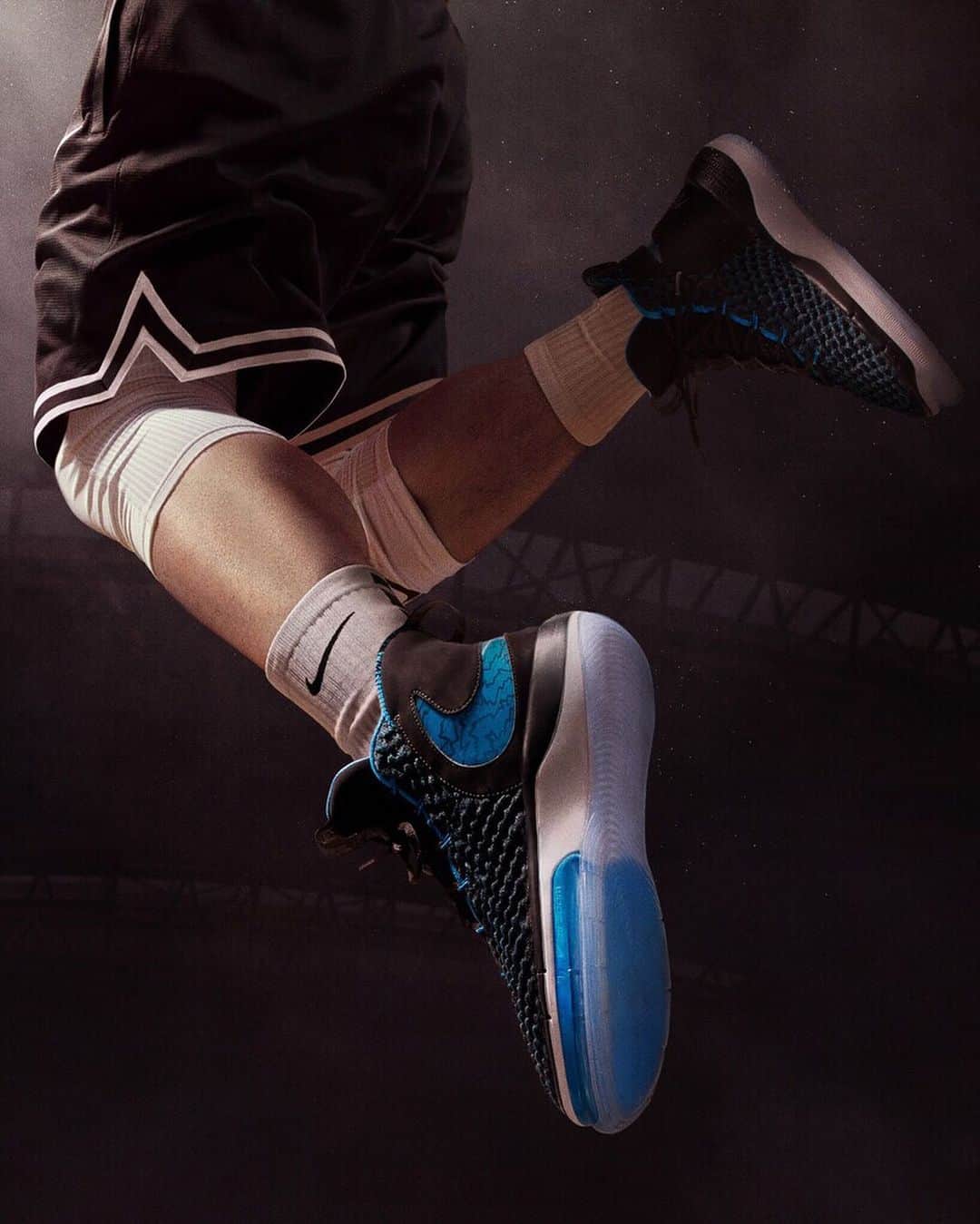 Nike Basketballさんのインスタグラム写真 - (Nike BasketballInstagram)「Debuting on the FIBA courts in China, the Nike Alphadunk is revamped with a sock-like, Flyknit upper and an extra-large, forefoot Zoom Air unit to give you more on-court bounce.  Available now on nike.com in select countries. #alphadunk #fibawc #nike」8月9日 23時01分 - nikebasketball
