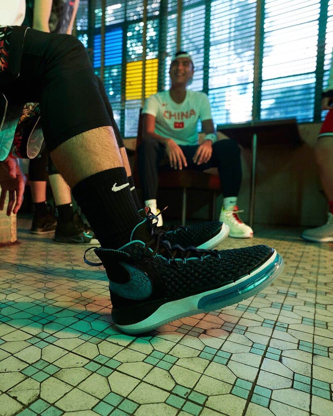 Nike Basketballさんのインスタグラム写真 - (Nike BasketballInstagram)「Debuting on the FIBA courts in China, the Nike Alphadunk is revamped with a sock-like, Flyknit upper and an extra-large, forefoot Zoom Air unit to give you more on-court bounce.  Available now on nike.com in select countries. #alphadunk #fibawc #nike」8月9日 23時01分 - nikebasketball
