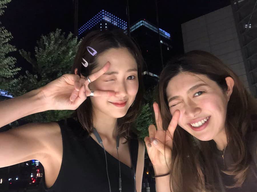 小林ようのインスタグラム：「. 左：日々日焼け止め日傘サングラスを欠かさない人 右：今シーズン5回も日サロに行った人 . . . なんでやねん。 . . #tokyo #selfies #summer2019 #nighttime #✌️」