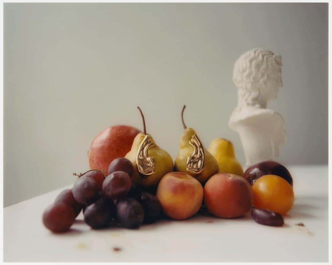 ランバンのインスタグラム：「Gold earrings, left and right sides. Still life shot by @david_ablehams #LanvinFW19 #LanvinbyBrunoSialelli」