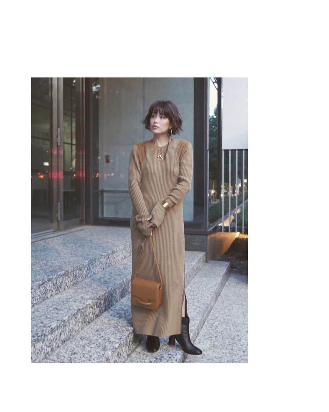JUNNAのインスタグラム：「本日からルミネ新宿店でも 冬アイテムのご予約がスタートしました⛄️ ・ ・ - ご予約開催期間 - 8/8(木) 12:00 - 8/14(水)23:59 ・ ・ ・ キャラメルみたいな @vasic_japan のバックに合わせたキャメルトップス。  ミリタリーテイストを取り入れたニットトップス。 ディテールの際立つキャラメルカラーは私の推しカラー バックスタイルにはETRÉ TOKYOらしい少しの甘さをプラス... Knitdress/#ミリタリースリットロングトップス 8/8発売 boots/#センターシームショートブーツ  3色展開9月発売 bag/ @vasic_newyork @vasic_japan #vasic pierce/ #loewe #ロエベ necklace/ #oldceline  #only #etretokyo #junna👠#2019ETREaw #156cm」