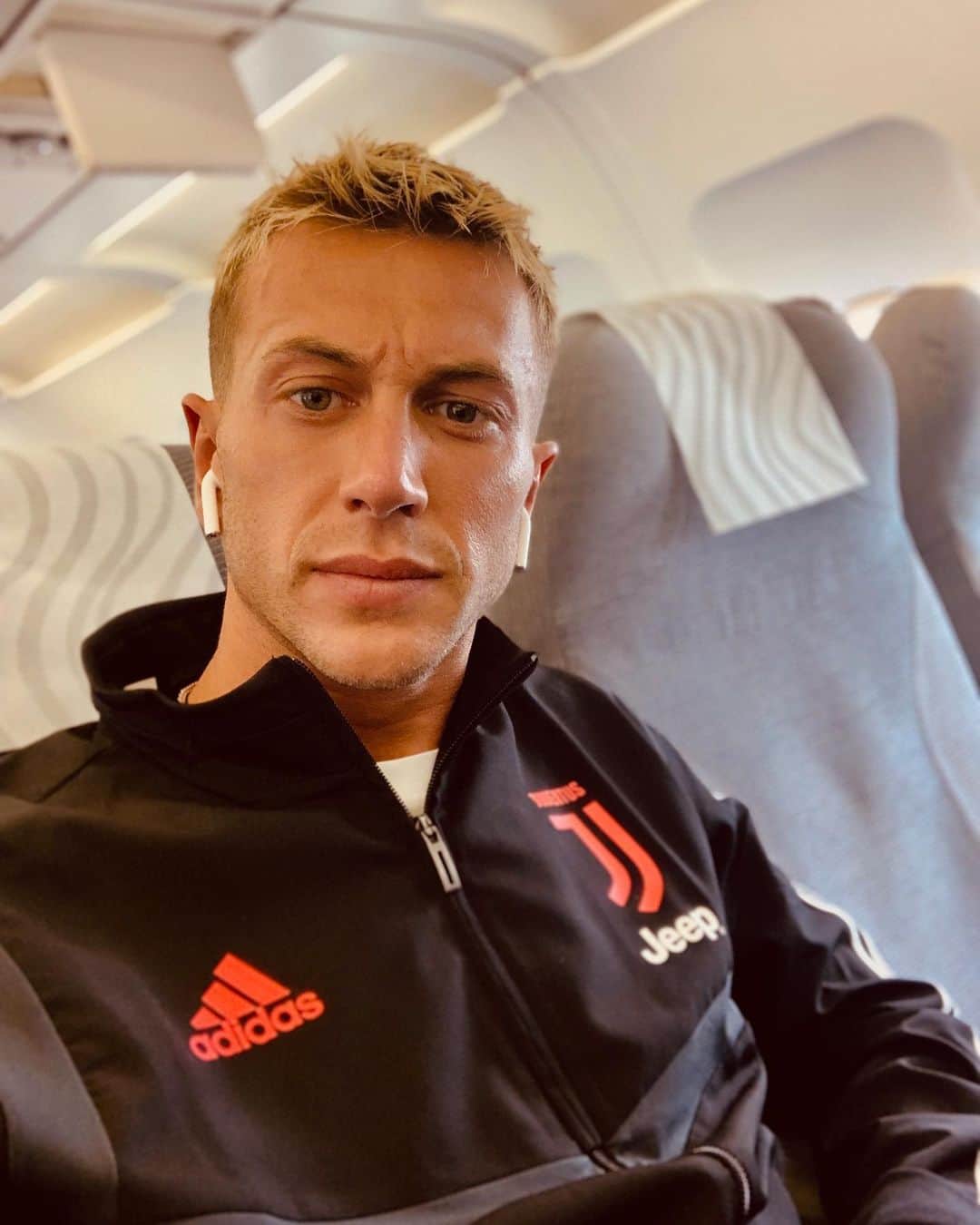 フェデリコ・ベルナルデスキのインスタグラム：「On our way to Stockholm! ⚽✈️ Which one do you prefer? 👆🏼🤣💥 #ForzaJuve #LiveAhead」