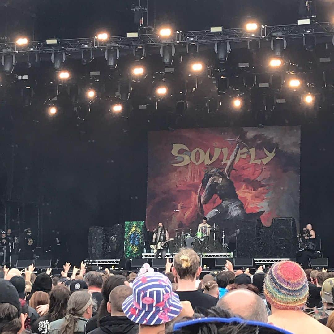 METAL HAMMERさんのインスタグラム写真 - (METAL HAMMERInstagram)「Soulfly bringing some groove to the main stage of @bloodstockopenair #Soulfly #Bloodstock」8月9日 23時11分 - metalhammeruk