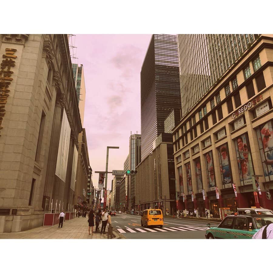 岡田鷹斗のインスタグラム：「先日撮影した時の街並🚏🚦 ・ ・ ・  in GINZA ・ ・ ・  #TOKYO #CITY #GINZA #NEVAGIVEUP #ネバギブ #銀座 #街並み #都会 #岡田鷹斗」