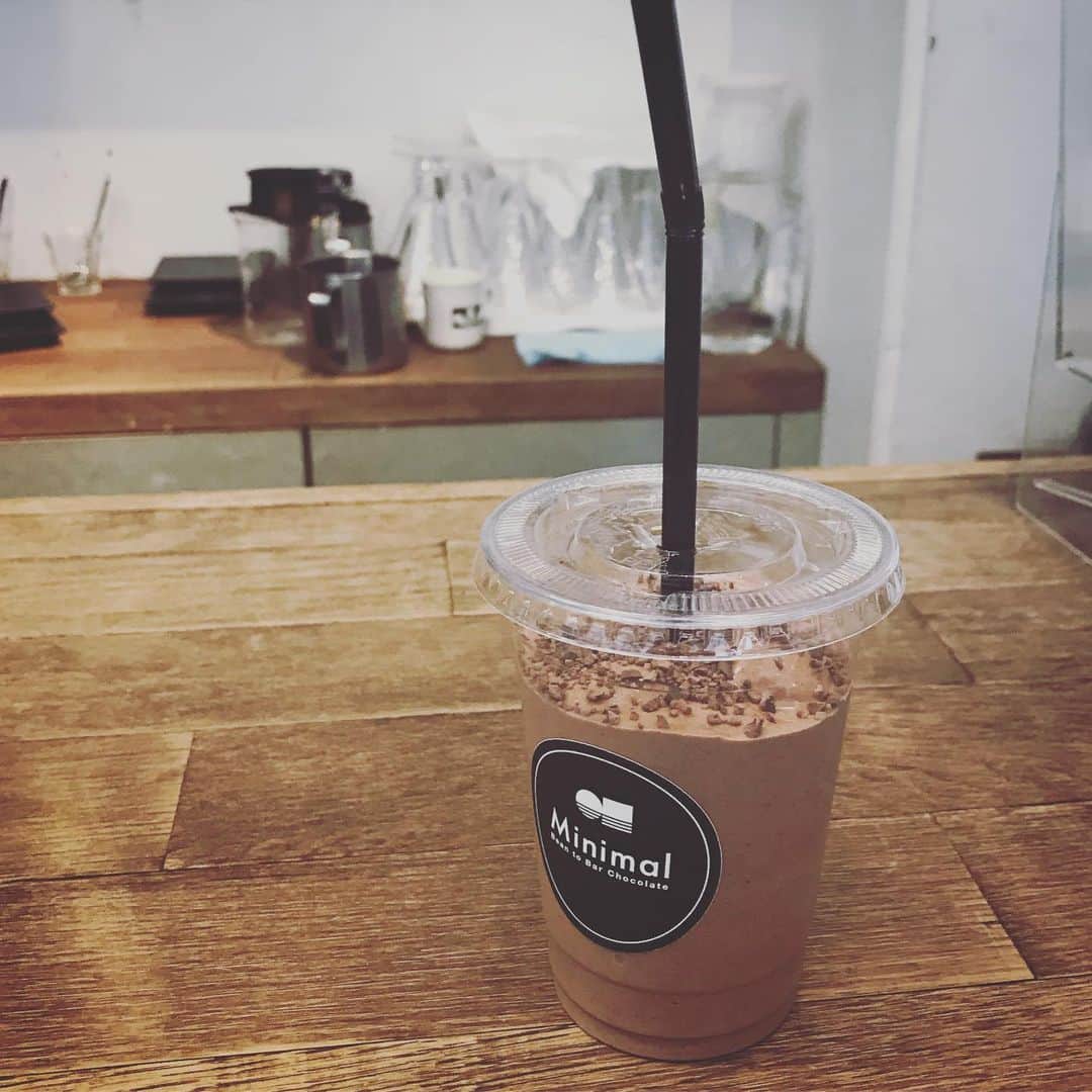 畑野ひろ子のインスタグラム：「撮影のロケ場所としてお借りしたお店。 @minimal_beantobarchocolate  カカオ豆とお砂糖だけで作っている板チョコシリーズがとっても美味しかった😆 暑すぎたロケ後に、チョコレートスムージーが最高❤️❤️❤️」