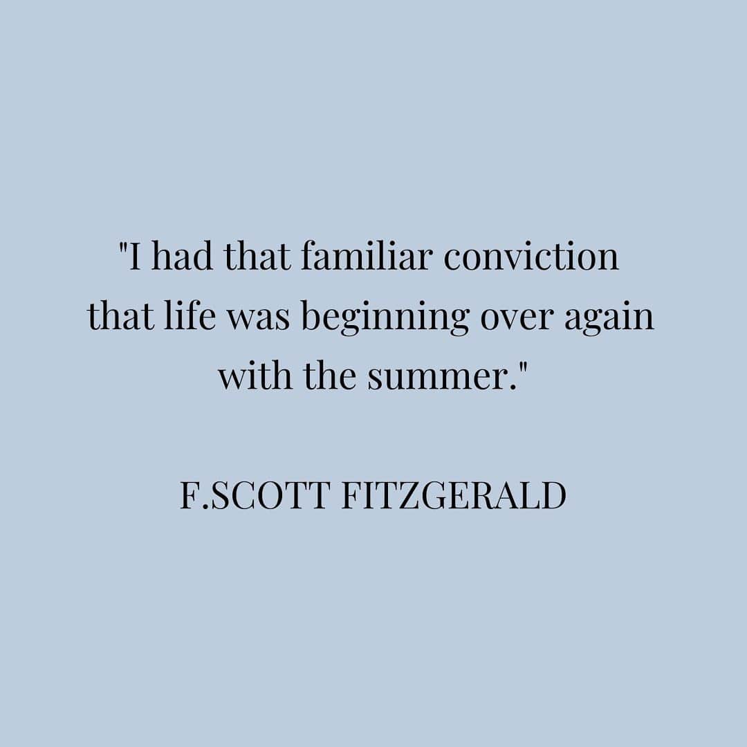 ヴァレリー・カウフマンのインスタグラム：「New beginnings, decadence and idealism; the #GreatGatsby and #FScottFitzgerald’s writing holds a special place in my heart and personal library 📚 #NationalBookLoversDay」