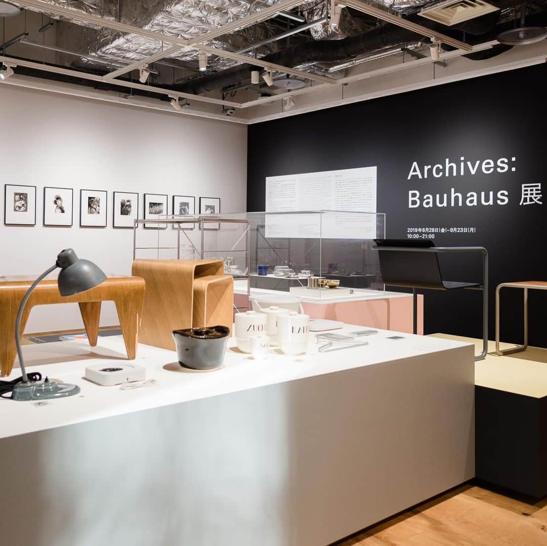 haconiwa / 箱庭さんのインスタグラム写真 - (haconiwa / 箱庭Instagram)「今年は、バウハウスが創立されてから100年目。 ATELIER MUJI GINZA Gallery2にて、2019年6月28日（金）〜9月23日（月）までの88日間「Archives:Bauhaus」展が開催中ですよー。夏休みにぜひ！ https://www.haconiwa-mag.com/exhibition/2019/07/bauhaus/ #bauhaus #バウハウス #bauhaus100 #ateliermuji #ginza #銀座 #ギャラリー巡り #アート巡り #インテリア #muji #無印良品」8月9日 23時22分 - haconiwa_mag