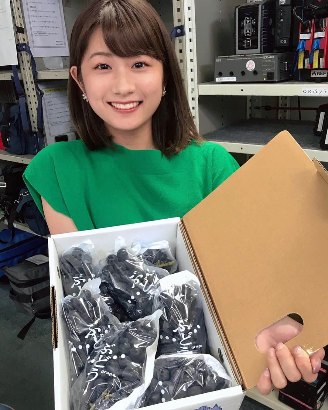尾島早都樹のインスタグラム：「魚津の西布施ぶどう🍇 . きょうから収穫スタート！ ということで 取材におじゃましたら こんなにいただきました🥺💗 . どんな味か楽しみだな〜〜！ . . #チューリップテレビ #N6 #アナウンサー #西布施 #西布施ぶどう #🍇」