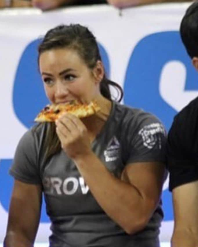 Camille Leblanc-Bazinetさんのインスタグラム写真 - (Camille Leblanc-BazinetInstagram)「Instagram VS Reality “  Pizza is life! Get you a girl that can do both 🤣🤣🙌🏽🙌🏽 “  Selfie and looking cute is all cool but destroying a slice of pizza in front of thousands of people with no sh*t given is what life is all about 👊🏽⭐️ #priorities #treatyoself #livingtothefullest #onesliceatatime #girlswhoeat」8月9日 23時26分 - camillelbaz