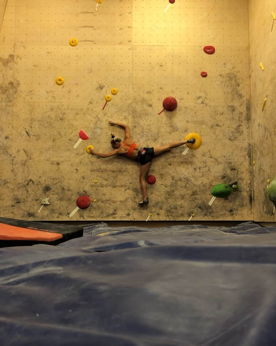 シエラ・ブレア・コイルさんのインスタグラム写真 - (シエラ・ブレア・コイルInstagram)「Somehow I keep finding this moves in boulders lately 😝 #SBCGym」8月9日 23時27分 - sierrablaircoyl