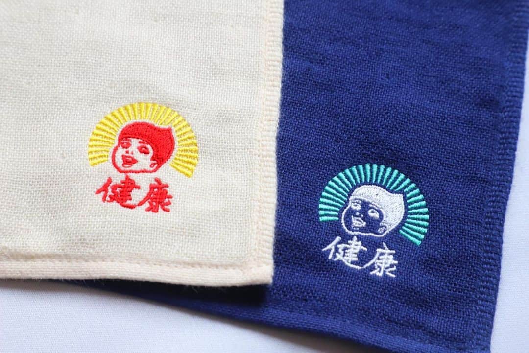 五月女ケイ子のインスタグラム：「五月女百貨店 @sootomehyakka の、夏の商品、最後は、健康ガーゼハンカチのご紹介です。奥さん、こちら、表はサラサラ裏はホワホワ、すごく柔らかくて使いやすいのです。念願の刺繍を施してみました。明日8／10正午より発売です。#五月女ケイ子#keikosootome #五月女百貨店 #夏#タオル#健康」