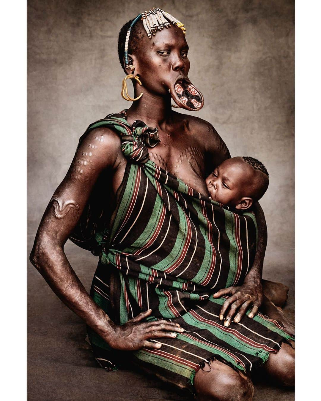 マリオ・テスティーノさんのインスタグラム写真 - (マリオ・テスティーノInstagram)「It has been amazing to meet this mother and child from the Mursi Tribe in South-West Ethiopia. They showed me so much dignity, pride, and style. There is a huge diversity of indigenous people around the world that are all beautiful in their own way. Today we celebrate them. - Ha sido increíble conocer a esta madre y su hijo de la tribu Mursi en el suroeste de Etiopía. Me mostraron mucha dignidad, orgullo y estilo. Hay una gran diversidad de pueblos indígenas en todo el mundo y todos con su propia belleza. Hoy los celebramos. - WORLD’S INDIGENOUS PEOPLES DAY. - #IndigenousPeoplesDay #ABeautifulWorld #2019 #MarioTestino」8月9日 23時30分 - mariotestino