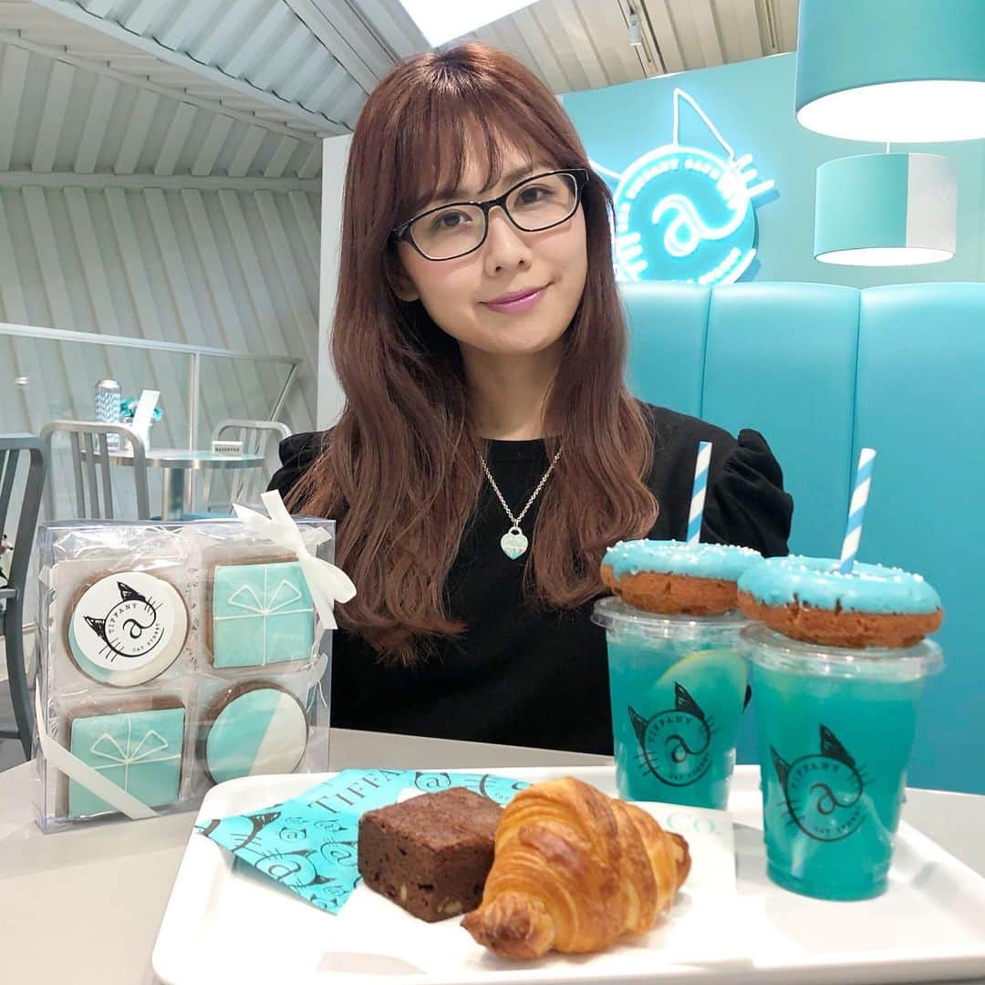 佐藤すみれさんのインスタグラム写真 - (佐藤すみれInstagram)「. . TIFFANY cafe ❤︎クロワッサン 350円 ❤︎ドーナッツ 350円 ❤︎チョコレートブラウニー 420円 ❤︎エルダーフラワーレモネード 610円 ❤︎アイシングクッキー 1950円 . . はあ…ティファニーブルーって本当に可愛い😫💎 . ティファニーのハートネックレスと 中の縁がミントグリーンのメガネしていった🖤 . 個人的には新メニューのソフトクリームがイチオシ！ (ひとつ前の投稿でご紹介しています🍦) . アイシングクッキーは少しお高いけど お土産にぴったりなので購入しました🐱 . なかなか予約取りづらいけど 毎日0時になったらHPチェックして、、 期間限定だしそれ相応の価値はあります💎🍩💎 . . . . . #カフェ #カフェ巡り #カフェ好き #東京カフェ #表参道カフェ #ティファニー #ティファニーカフェ #期間限定カフェ #キャットストリート #ティファニーブルー #アイシングクッキー #エルダーフラワーレモネード #すーめろカフェ巡り #cafe #sweets #tokyo #omotesando #catstreet #tiffany #tiffanyandco #tiffanycafe #tiffanyblue」8月9日 23時31分 - sumiresato_official