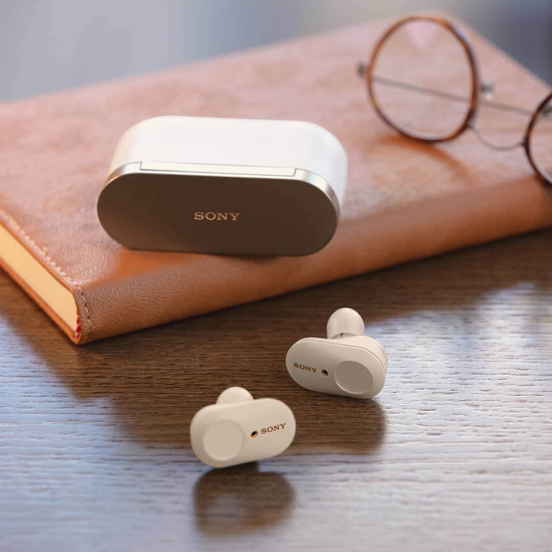sonyさんのインスタグラム写真 - (sonyInstagram)「Go anywhere, anytime. (The WF-1000XM3 Wireless Noise Cancelling Earbuds with charging case.) #SonyAudio」8月9日 23時31分 - sonyelectronics