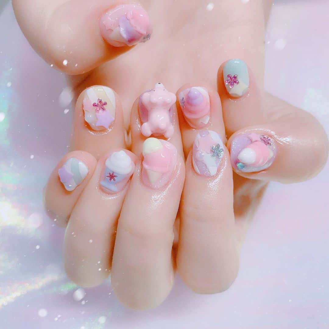 なかやまちえこのインスタグラム：「ゆめかわネイル🌈🧸✨ #nail #nails #nailart #ネイル #美甲 #ネイルアート  #clou #nagel #ongle #ongles #unghia #japanesenailart #manucure #네일 #젤네일 #네일아트 #네일리스트 #japanesenails #manicurist #gelnails #パステルネイル #ゆめかわネイル #ゆめかわ #kawaii  ひさびさに立体はアクリル♡ 🧸はPREANFAのシリコンモールド♡」