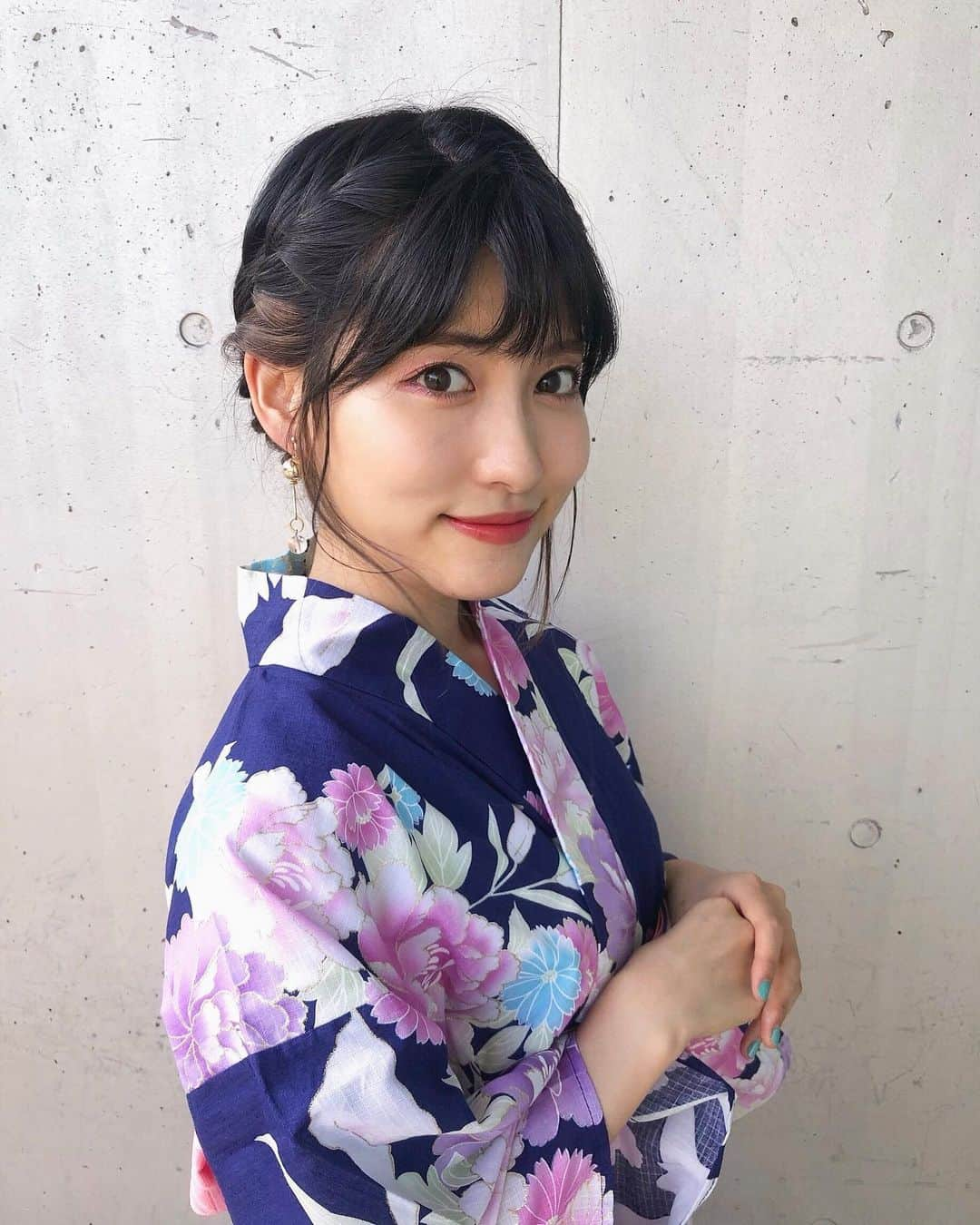 谷口めぐさんのインスタグラム写真 - (谷口めぐInstagram)「浴衣に合わせてピンク系のメイク💄 濃い浴衣はどうですか？♡ 1番最後の写真が1番メイク分かるかも🗣アップめの写真だから #浴衣 #ゆかた #浴衣女子 #浴衣ヘア  #ピンクメイク #浴衣メイク」8月9日 23時36分 - o_megu1112