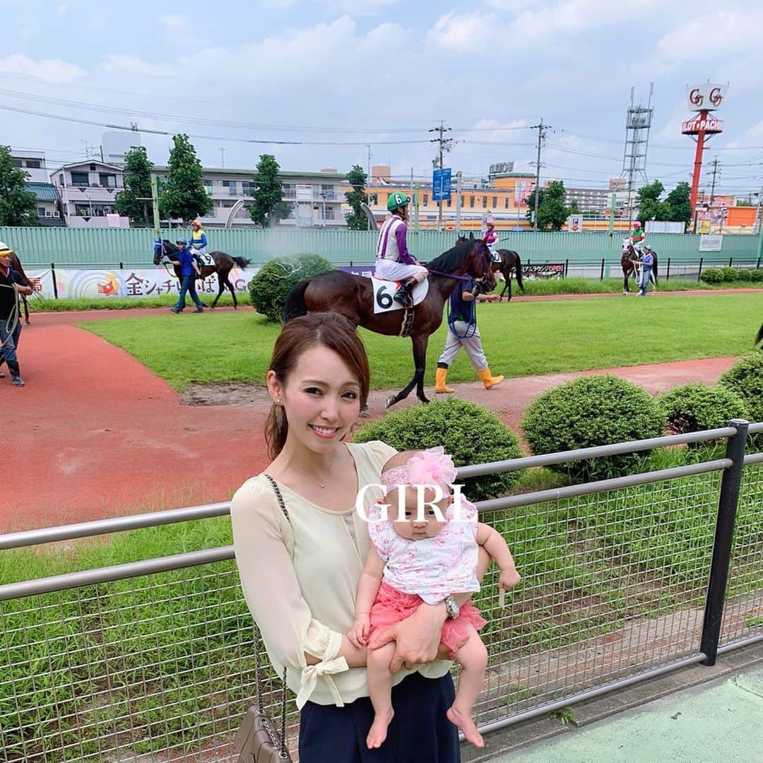 のインスタグラム：「先日、お仕事で #名古屋競馬場 🐴に取材撮影で行ってきました╰(*´︶`*)╯﻿ ﻿ 昔はオジさんが行くものだと敬遠していた#競馬場 🐎だけど、最近はママたちの間でも子連れには最高の遊びスポットだよとよく聞いていたのでワクワクしていて✨﻿ ﻿ 競馬はしなくても、#競走馬 🏇を目の前で見て興奮したり、広い芝生で思いっきり走り回って遊んだり、ヤギさん🐐に餌をあげられたり、お団子🍡や味噌カツに味噌煮込みなんかの名古屋グルメを味わえたりして思いの外子供たちも喜んでくれた👦👶💕﻿ ﻿ こんなにたくさんの馬🏇を目の前にする事もあまりないので、いつも走り回るSくんもじっとおとなしく座って眺めてお馬さんに心を奪われた模様😂 ﻿ ﻿ 今全国の地方競馬場にて「#フォトうま」でUpする写真投稿キャンペーン中🐴💡﻿ 詳しくは地方競馬の公式サイトをチェック🔖﻿ ﻿ 競馬場の後は名古屋で人気のレトロなCafe#シヤチル 🍹でランチしたり、#名古屋港水族館 🐬にも遊びに行けて、名古屋を満喫できました(*^^*)﻿ ﻿ #ks_aichi✨ #ks_19✨ #名古屋 #PR #地方競馬 #撮影 #親子撮影 #ベビーモデル #キッズモデル #京都ママ #関西ママ #男の子ママ #女の子ママ #ママライフ #ママリ #コドモノ #ベビフル #赤ちゃんのいる生活 #S⭐️_ #M🍒_  #S⭐️M🍒」