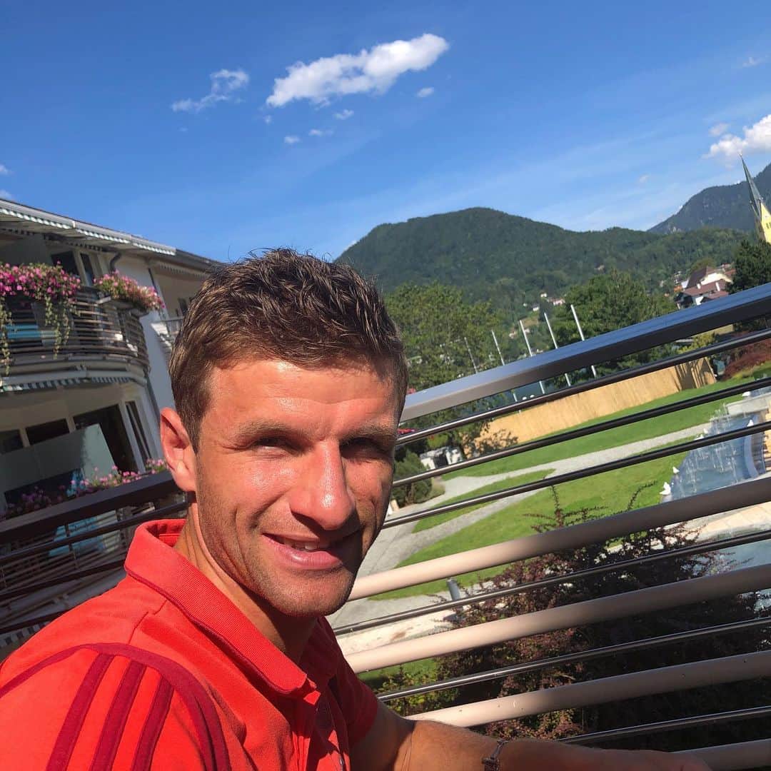 トーマス・ミュラーのインスタグラム：「Enjoying the day at the Tegernsee after nice and heavy training sessions ⚽️🏋️‍♂️ In the evening we have a special dinner with the team 🥘🥨🍗🥒🍻#fcbayern #miasanmia #dahoamisdahoam #schönenabendeuch✌🏻」