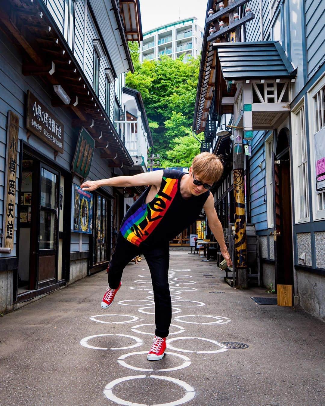 DJ U-ICHIのインスタグラム：「👣 ｓｕｍｍｅｒｔｉｍｅ ①ken ②ken ③pa ④pa . . . #大人の #けんけんぱ #step #夏休み #とにかく暑かった💦 #小樽 #レトロ _________________________________ #dj #djlife #djstyle #hokkaido #streetphotography #sonya7riii  #portraitvision #portraitfestival  #portraitpage #portraitmood #moodyportraits #ourportraitsdays #lifeportraits _________________________________」