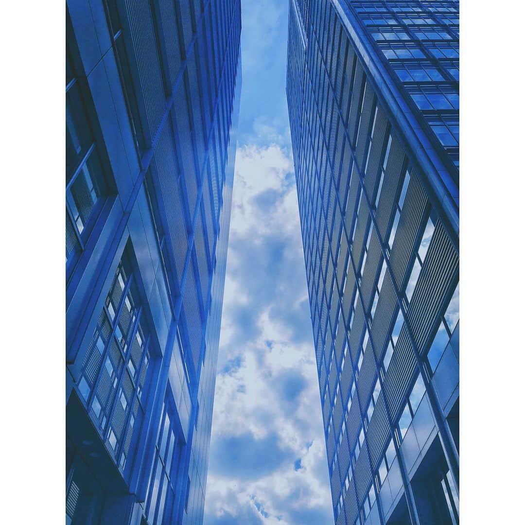 潘めぐみさんのインスタグラム写真 - (潘めぐみInstagram)「imagination . やりたい。 . なりたい。 . 掴んだチャンスを、その先を。 . これは、きっと、前兆。 . だけど、あとは、委ねて。 . 明日も、明後日も、来週も、その先も。 . 向き合っていこう、真摯に。 . #いつかの青 #いつかの空 #sky #building #cloud #blue #sunshine」8月9日 23時44分 - han_meg_han