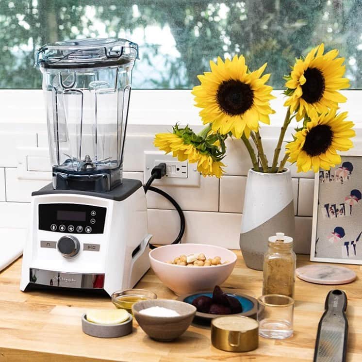 Vitamix Global Headquarters Real foodさんのインスタグラム写真 - (Vitamix Global Headquarters Real foodInstagram)「🌻Here’s to the last weekends of summer🌻 • Check out the @mindbodygreen Holistic Home Tour video hosted by @marie.reginato featuring our lovely A3500 in white. Find the video on the #mindbodygreen website. • #holistic #home #white #a3500 #sunflowers #vitamix #weekend #summer」8月9日 23時44分 - vitamix