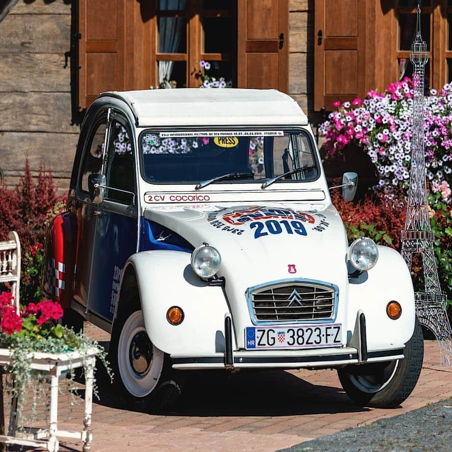 Citroënさんのインスタグラム写真 - (CitroënInstagram)「Reunited around their shared passion in #Croatia 🇭🇷 . #100YearsOfFans #Citroën100 #ClassicCars #FrenchCar #InstaCar #CarsOfInstagram」8月9日 23時49分 - citroen