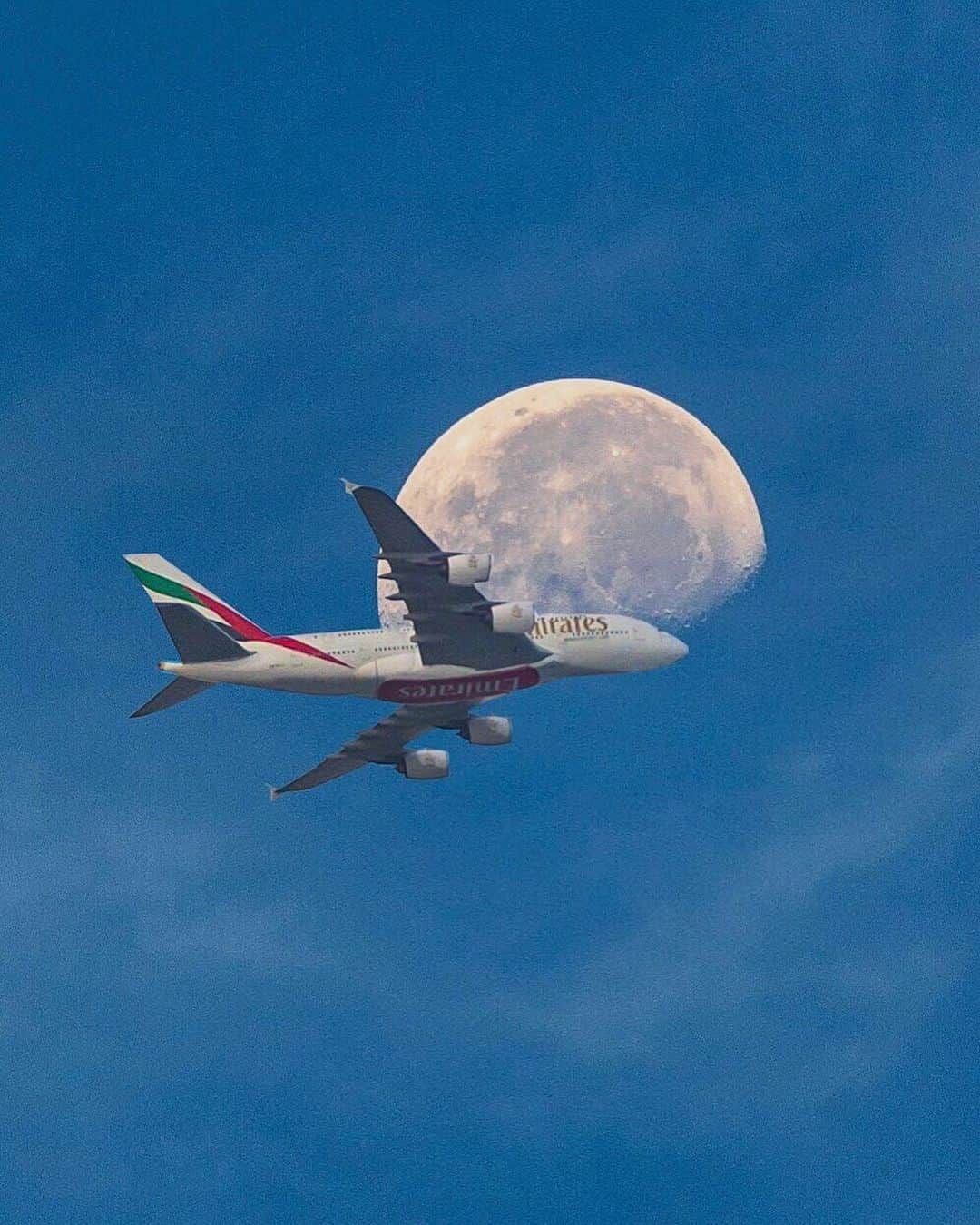 エミレーツ航空さんのインスタグラム写真 - (エミレーツ航空Instagram)「Did you know that our @Airbus A380 fleet has flown over two billion kilometres since 2008? That's over 2,600 trips to the moon and back! Image credit: @dubai.uae.dxb  #11yearsofA380 #EmiratesAirline #FlyEmiratesFlyBetter」8月10日 0時01分 - emirates