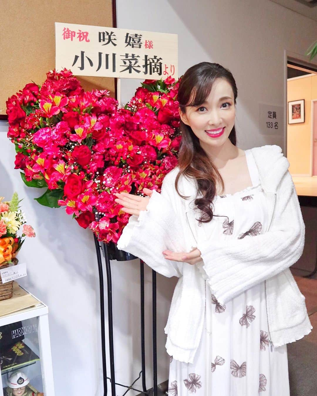 瀬戸早妃さんのインスタグラム写真 - (瀬戸早妃Instagram)「ママの恋人に素敵なお花を沢山頂きましたのでご紹介させてください💐 .  大尊敬する小川菜摘さん❤️ 舞台【満州夜曲】で共演させて頂いてから本当にお世話になっております✨ 可愛いハートのスタンド花、本当にどうもありがとうございました😊✨ . 俳優の岡田浩暉さん、タンゴのすべてで共演させて頂き、こんな素敵なお花を頂いてしまいました💐 嬉しさで気持ちが溢れております❗️ . 本当に本当に沢山のお祝いのお花や贈り物を劇場に届けてくださった皆さま、本当にありがとうございました😭💕 . ママの恋人は、あと残り5公演となりました。きっとあっという間に終わってしまうことでしょう😭 日曜の昼は完売となりました。迷われている方はぜひお早めにお申込みください💕 . #ママの恋人 #舞台 #ミュージカル座 #咲嬉 #play #actress #お花 #スタンド花 #お祝い #感謝」8月10日 0時00分 - plievesaki