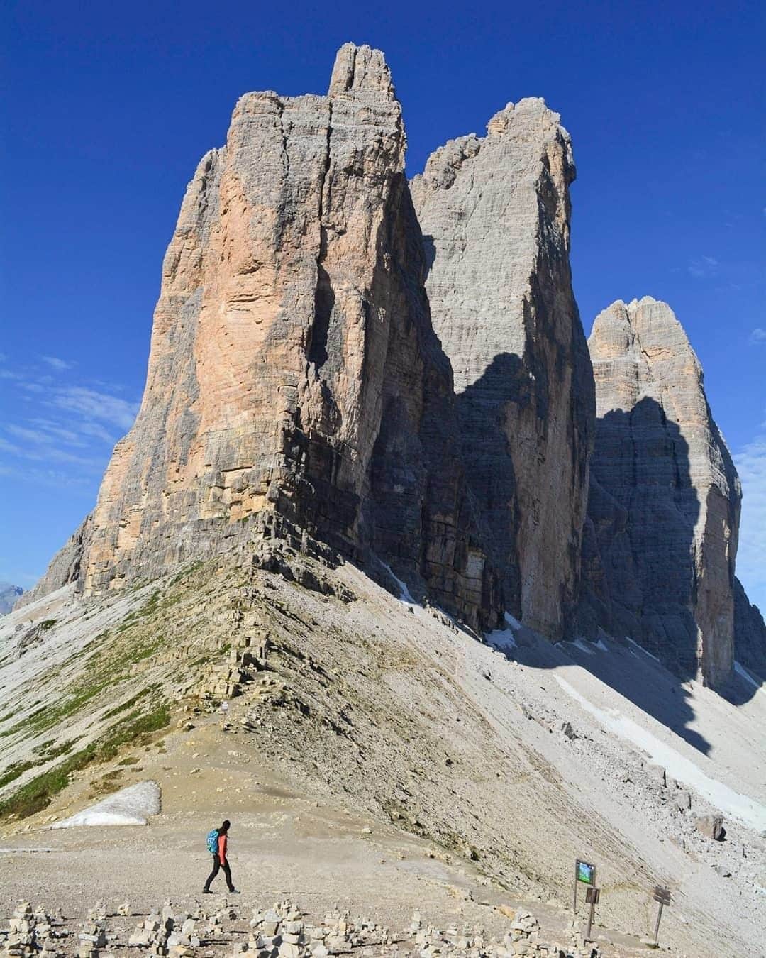 ドイターさんのインスタグラム写真 - (ドイターInstagram)「The Three Peaks of Lavaredo are the landmark of the Dolomites! In 2009 they were declared UNESCO World Heritage 😍 Every year the call of the Three Peaks attracts many mountaineers, hikers and climbers who witness an unforgettable and impressive magical dance of colours, from cool greys to glowing reds. ---- Thanks, @essanchis for showing us where you #traveltheworld with Deuter. ----- Please tag #yesdeuter to be featured. We love to see where you Deuter! ----- #deuterbackpack #itsgreatoutthere #traveladventure #wanderout #stayandwander #traveltales #outdoorlife #mountaineering #mountainlovers」8月10日 0時00分 - deuter