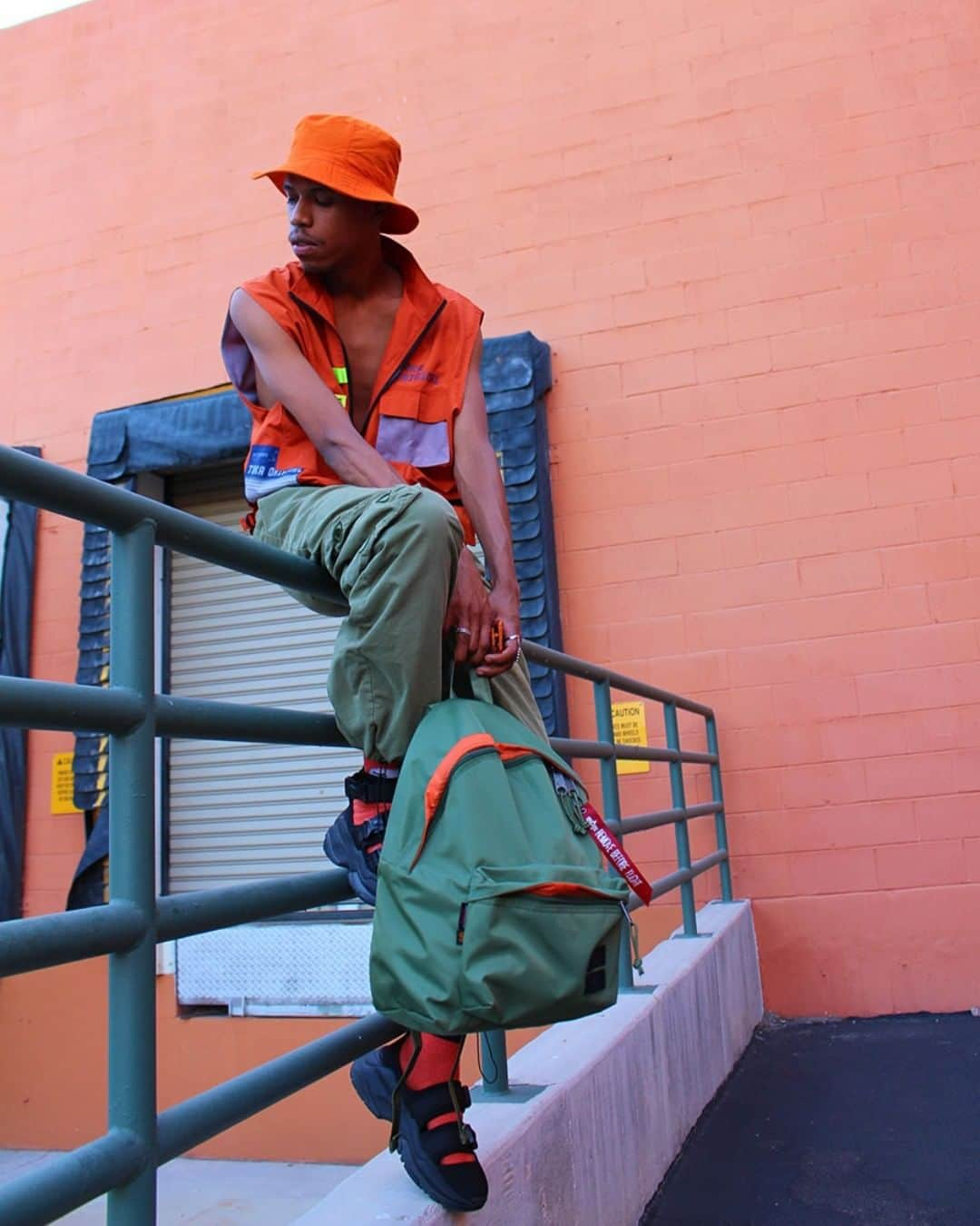 イーストパックさんのインスタグラム写真 - (イーストパックInstagram)「Let your style shine through with bright accents. @griztriz styles our Padded Pak'r in Alpha Dark Green from our new collaboration with @alphaindustries_europe  #eastpak #alphaindustries #EastpakxAlphaIndustries #builttoresist」8月10日 0時00分 - eastpak