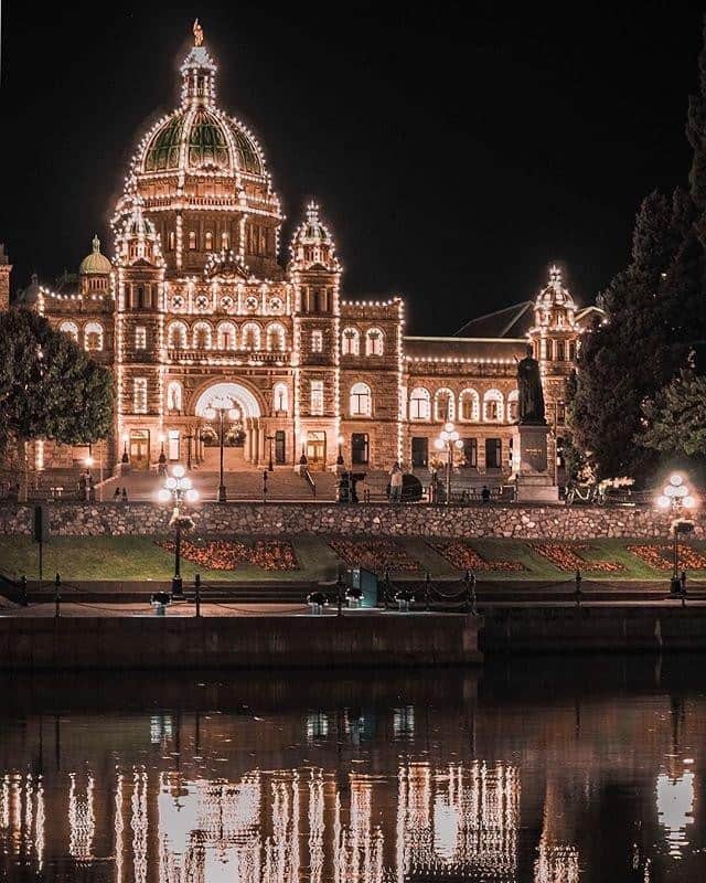 Explore Canadaさんのインスタグラム写真 - (Explore CanadaInstagram)「In Victoria, British Columbia, plan an evening stroll in the Inner Harbour to see the illuminated Parliament buildings. If you’re a history buff, join a free guided tour, offered daily throughout the summer, to learn about the architecture of the buildings and the parliamentary process in British Columbia. Afterwards, pay a visit to the @RoyalBCMuseum, located next door, and check out their latest exhibit: "Maya: The Great Jaguar Rises"—an exhibition highlighting Maya civilization past and present. #ExploreCanada ⁠ ⁠ 📷: @anastasiya7926⁠ 📍: @tourismvictoriabc, @hellobc⁠ ⁠ #ExploreVictoria #ExploreBC」8月10日 0時01分 - explorecanada