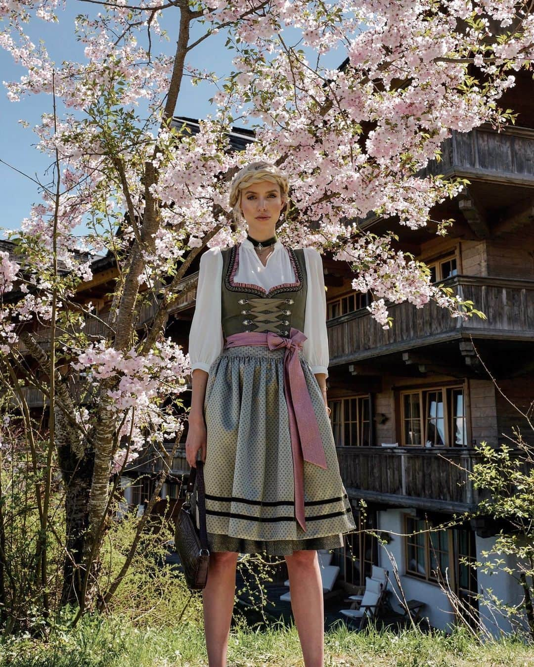 レオニー・ハンネさんのインスタグラム写真 - (レオニー・ハンネInstagram)「Today is the day: my @krueger_dirndl collection is finally there! 💕 Anzeige/Ad So happy and proud about my first collection I designed for Krüger Dirndl is now online! Six Dirndl named after my two sisters and my best friends from school: Nora, Laura, Lisa, Karina, Kimi & Anna. It was so much fun designing and shooting the campaign in the mountains! Hope you guys love the dresses as much as I do!  #krügerdirndl #dressedinkrüger」8月9日 23時54分 - leoniehanne