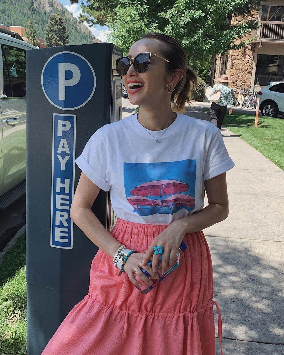 翁安芸さんのインスタグラム写真 - (翁安芸Instagram)「My new favorite TEE🏖💖 可愛い色合いのパラソルと海のプリントに、着心地もいいTシャツ💓 @searoomlynn_official と @fijiwaterjapan のコラボT🌈 #tshirt #fijiwater #searoomlynn #aspen #akiweng #tシャツ #翁安芸」8月9日 23時56分 - akinyc