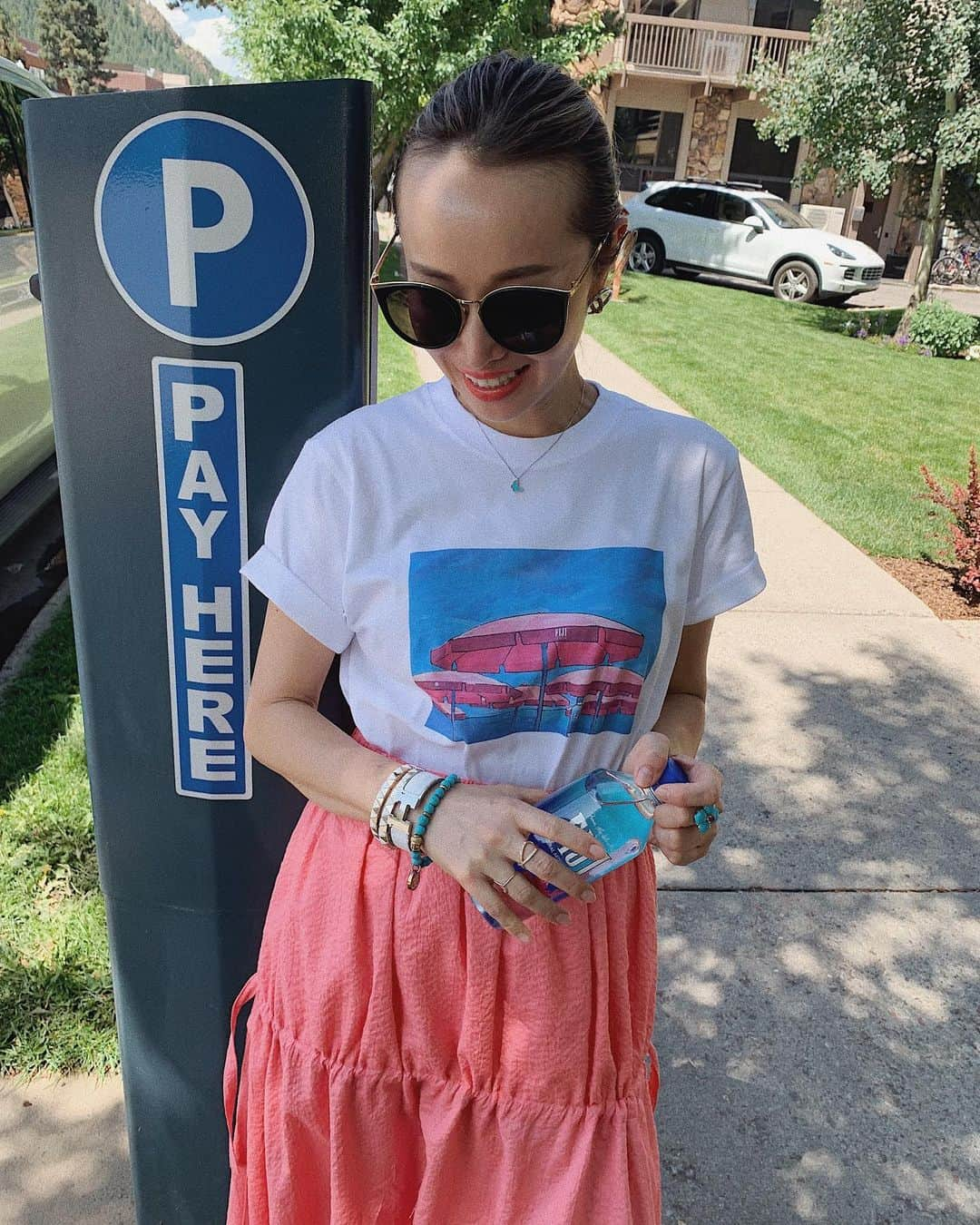 翁安芸さんのインスタグラム写真 - (翁安芸Instagram)「My new favorite TEE🏖💖 可愛い色合いのパラソルと海のプリントに、着心地もいいTシャツ💓 @searoomlynn_official と @fijiwaterjapan のコラボT🌈 #tshirt #fijiwater #searoomlynn #aspen #akiweng #tシャツ #翁安芸」8月9日 23時56分 - akinyc