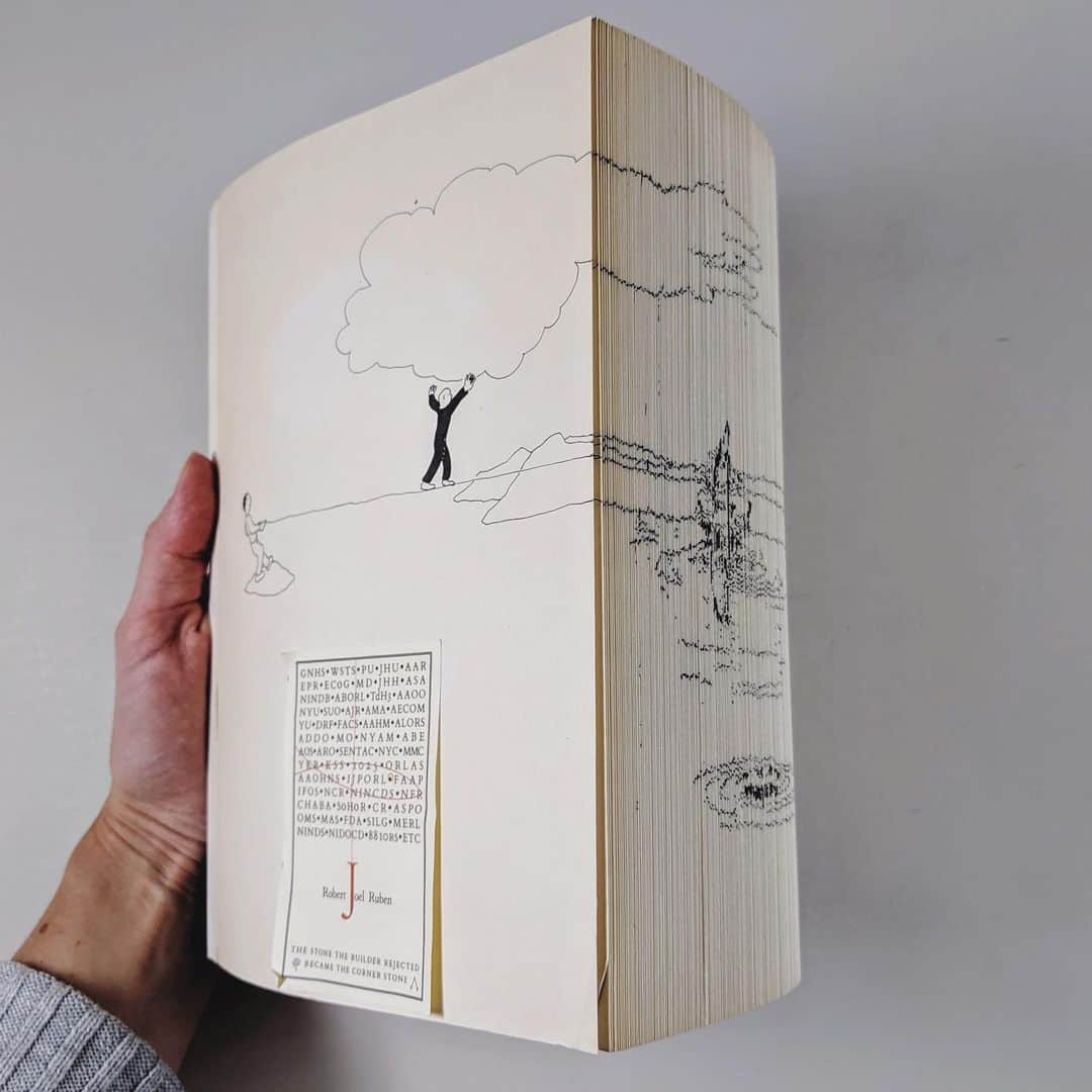 メトロポリタン美術館さんのインスタグラム写真 - (メトロポリタン美術館Instagram)「Hey, bibliophiles! 📚 ✨ In honor of #BookLoversDay, take a peek inside this incredible book from the @metlibrary. A single-line drawing begins on the front cover and spans all 358 pages (!) of “Detour,” produced by Jan Voss in 1989. Even the fore edge adapts to the image on each page! ⁣ ⁣ 📖 Jan Voss (German, born 1936). Detour, 1989. Boekie Woekie, publisher. #TheMet #ForeedgeFriday」8月9日 23時56分 - metmuseum