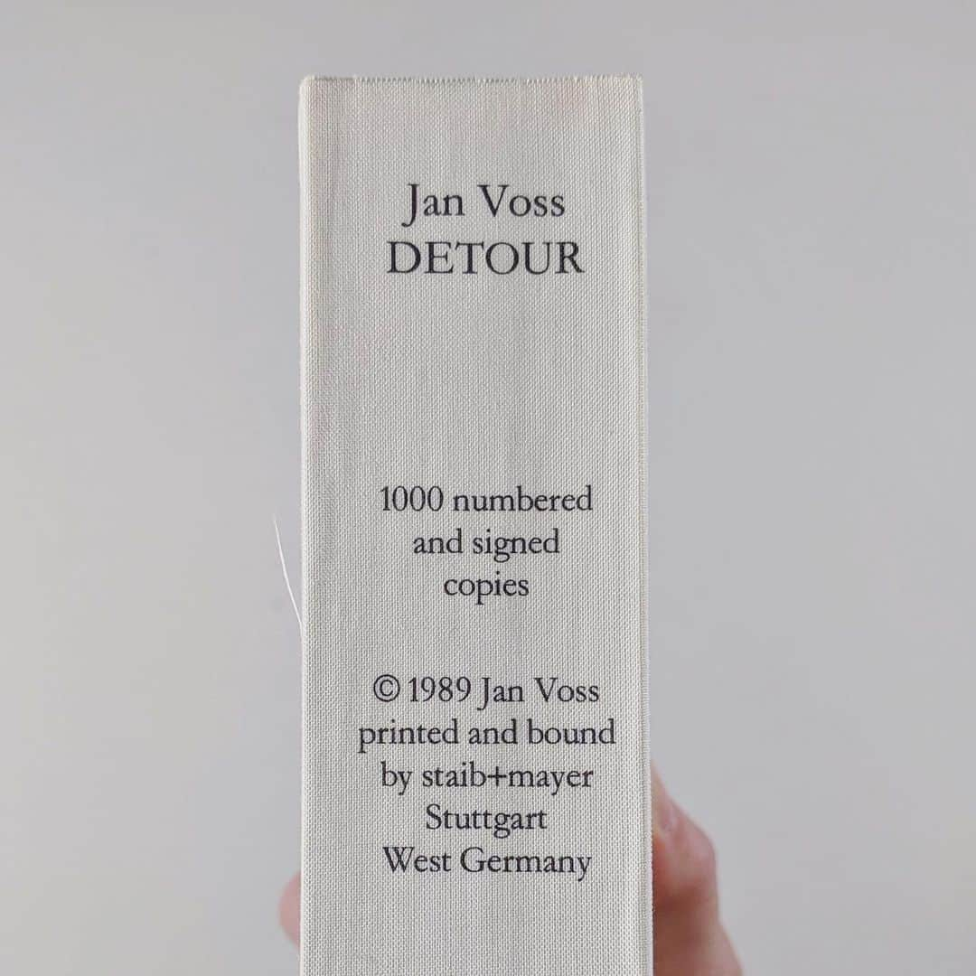 メトロポリタン美術館さんのインスタグラム写真 - (メトロポリタン美術館Instagram)「Hey, bibliophiles! 📚 ✨ In honor of #BookLoversDay, take a peek inside this incredible book from the @metlibrary. A single-line drawing begins on the front cover and spans all 358 pages (!) of “Detour,” produced by Jan Voss in 1989. Even the fore edge adapts to the image on each page! ⁣ ⁣ 📖 Jan Voss (German, born 1936). Detour, 1989. Boekie Woekie, publisher. #TheMet #ForeedgeFriday」8月9日 23時56分 - metmuseum