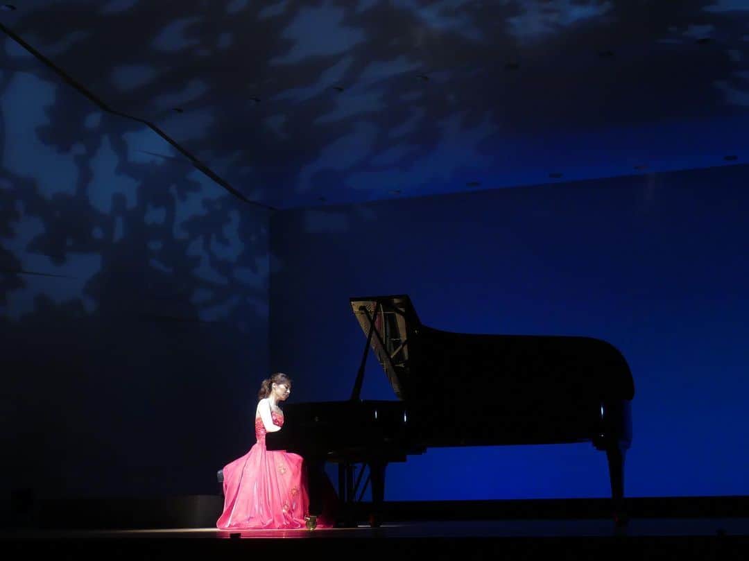 森本麻衣のインスタグラム：「みんなのクラシック10周年コンサート‼️Chopin🎹😌💕 . お越し下さった皆様、 本当にありがとうございます🍀 . . みんなのクラシックは 沢山の方々に支えられながら、あたたかい応援を頂きながら、 10周年を迎えることができました。 本当にありがとうございました✨心から感謝申し上げます。 . . 私自身も、 これからも音楽に対する情熱を長く長く持ち続け、 日々の努力と反省＆改善、そしてピアノが出来る事への幸せを繰り返し感じながら、 引き続き頑張っていきます👍 . コンサート後、更新が遅くなってごめんなさい🙏 . . #maimorimoto#piano#chopin#pianist#ehime#japan#dress#steinwayandsons#concert#grandpiano#🎹#👗 #森本麻衣#ピアノ#ショパン#コンサート#みんなのクラシック#愛媛#松山#コミセン#ピアニスト#ドレス#スタインウェイ#グランドピアノ#ありがとう」