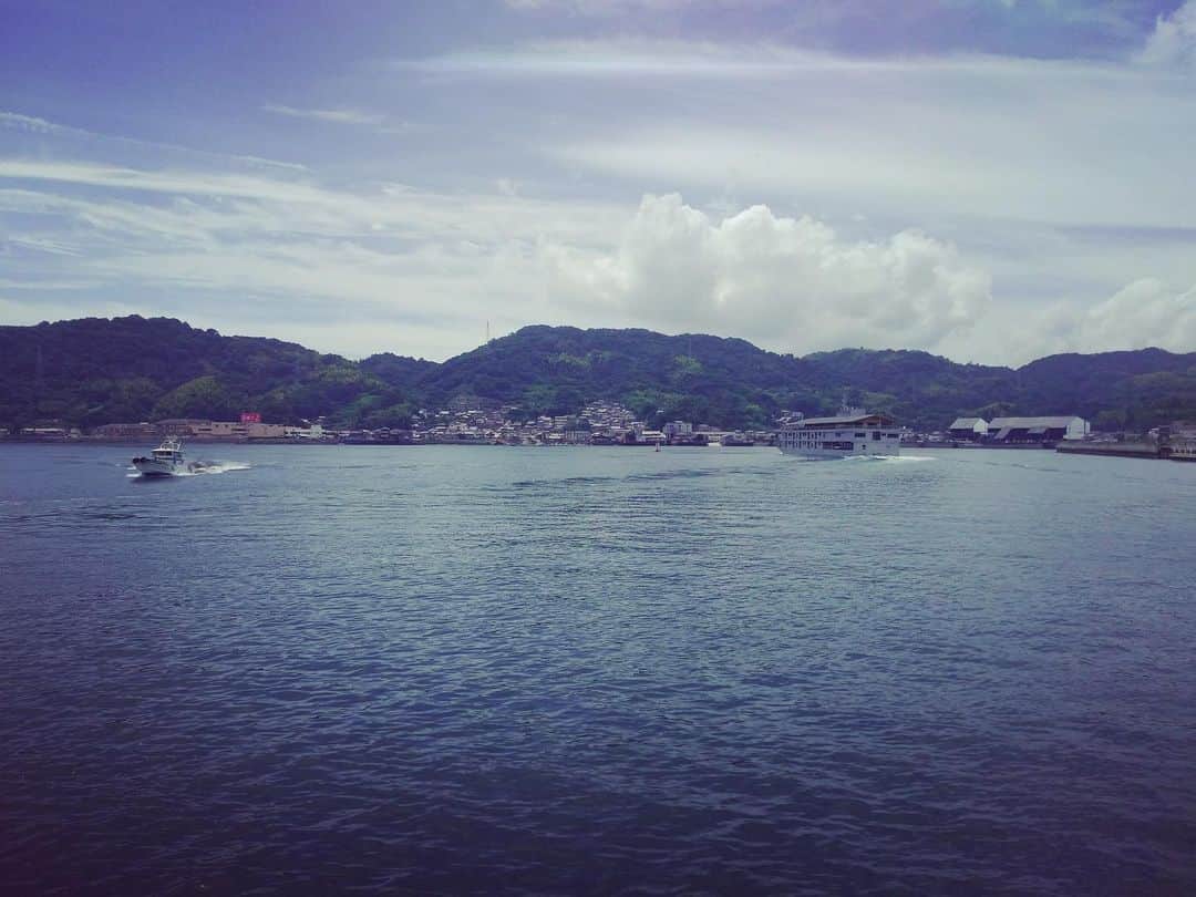 大山百合香さんのインスタグラム写真 - (大山百合香Instagram)「#2019.8.5  #音戸 #クールシェアライブ  やっぱり海が好きだー！！ と叫びたくなるくらい 目の前に広がる青い海と空を眺めながら、たまに通る船にワクワクしながら、そしてあたたかい音戸の皆さんと、楽しいひと時を過ごさせていただきました☆*:.｡. o(≧▽≦)o .｡.:*☆ 皆さんノリが良くて良くて♫  暑い日が続いておりますが、 1人で一台のエアコンを使用するんではなくて、涼しい場所をみんなでシェアしながら、家で使うエアコンの数を減らし、省エネにも貢献。夏の節電対策のひとつ、こういう取り組みは素晴らしいですね！  暑さを忘れて、楽しい時間を過ごさせていただいたことに感謝✨  音戸の皆さん ありがとうございました😊  帰り道の夕空は 写真では伝わらないのですが とても美しいグラデーションでした。 . . . . . 明日は、安芸高田市甲田町にて歌います🎤 台風が近づいてるのが気になりますが…天気は大丈夫かな！ 来られる皆さんは、暑さ対策をしっかりとされてお越しくださいね！  #音戸#クールシェア#ミニライブ#音戸大橋 ▶︎8/10（土）　26区夏祭り 場所: 26区ちびっこ広場　安芸高田市甲田町下甲立 時間:大山百合香の出演は20:30～を予定しています。」8月9日 23時58分 - ohyamayurika