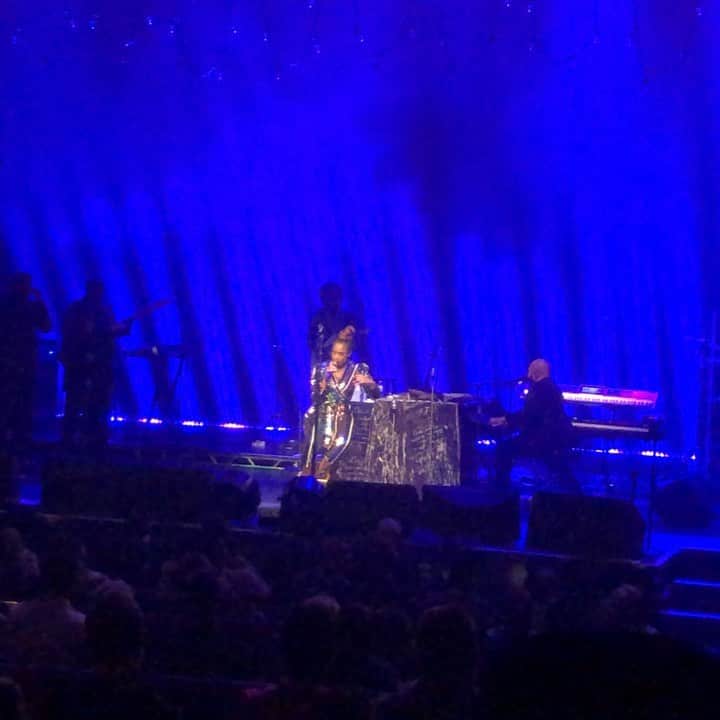 ジェニファー・ハドソンのインスタグラム：「My tears are purple and so r my kisses , every time I sing this song all is here is prince voice when he told me to take it to church Jennifer ! #purple rain」