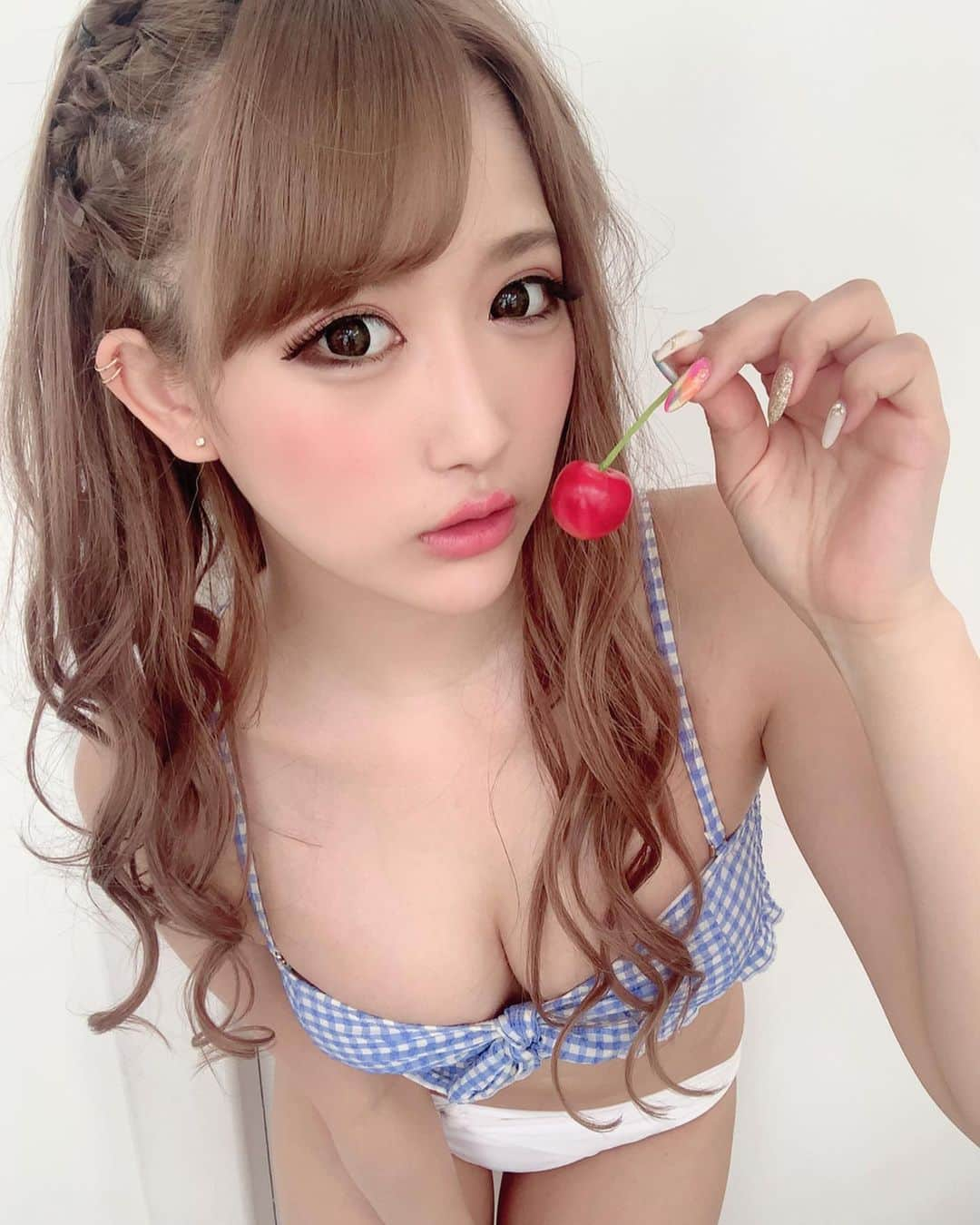 伊藤桃々さんのインスタグラム写真 - (伊藤桃々Instagram)「チェリボム🍒 今日発売の #ヤングキング オフショットです☺️💗 いつもの自分のメイクでの撮影は盛れるから好き🤣💭 #ヤングキング#やんちゃギャルの安城さん #伊藤桃々#白ギャル#ギャル」8月10日 0時04分 - __peachstagram__