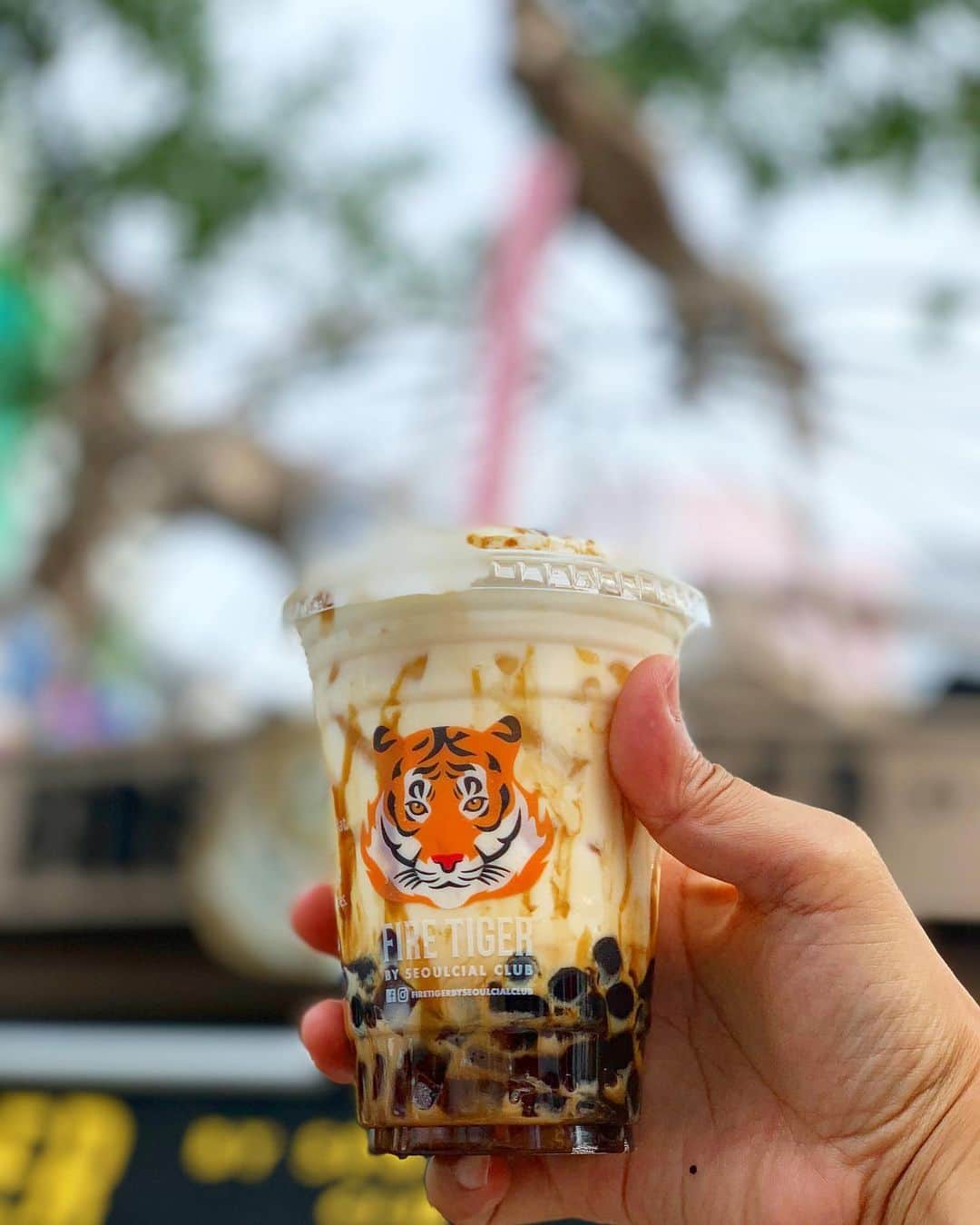 金子貴俊さんのインスタグラム写真 - (金子貴俊Instagram)「タイで人気のタピオカミルクティー！ 虎の口から飲み物受け取るという、 斬新なスタイル🤡 トーチで炙られて香ばしさもプラスされ、その一手間でちょっぴり気分上がります(^^) #thailand #bangkok #siam #siamsquare  #seoulcialclub  #bobatea #bubbletea  #tiger #firetiger #バンコク #タイ旅行 #タピオカミルクティー  #サイアム #サイアムスクエア #ファイヤータイガー #tapioca」8月10日 0時07分 - takatoshi_kaneko