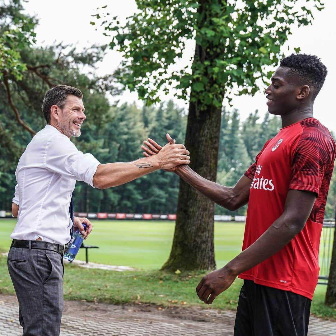 ACミランさんのインスタグラム写真 - (ACミランInstagram)「📸 Training on the eve of the friendly under the watchful eyes of the management 🔴⚫ 📸 L'allenamento alla vigilia dell'amichevole in Kosovo sotto gli occhi di Gazidis e Boban 🔴⚫ #ForzaMilan」8月10日 0時18分 - acmilan