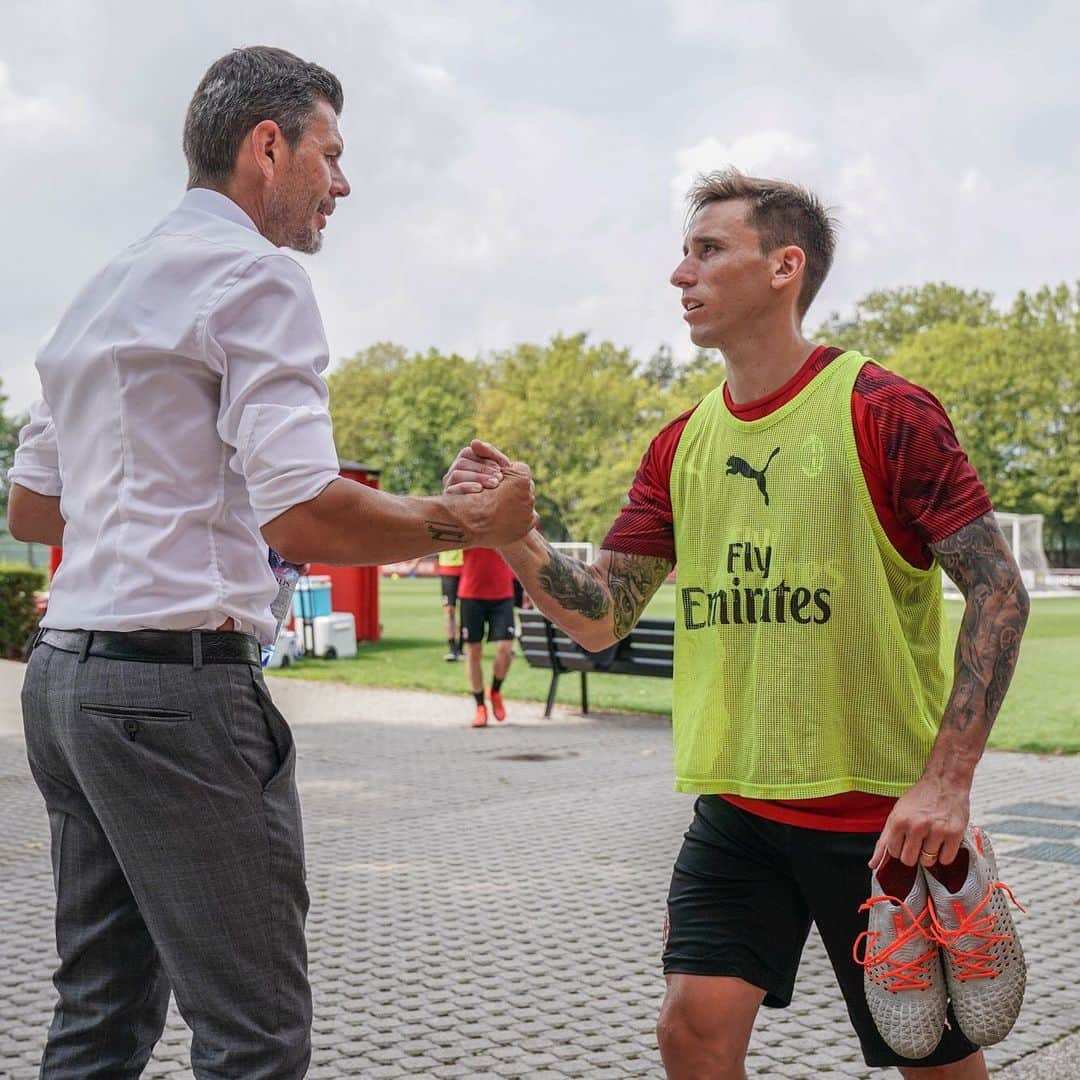 ACミランさんのインスタグラム写真 - (ACミランInstagram)「📸 Training on the eve of the friendly under the watchful eyes of the management 🔴⚫ 📸 L'allenamento alla vigilia dell'amichevole in Kosovo sotto gli occhi di Gazidis e Boban 🔴⚫ #ForzaMilan」8月10日 0時18分 - acmilan